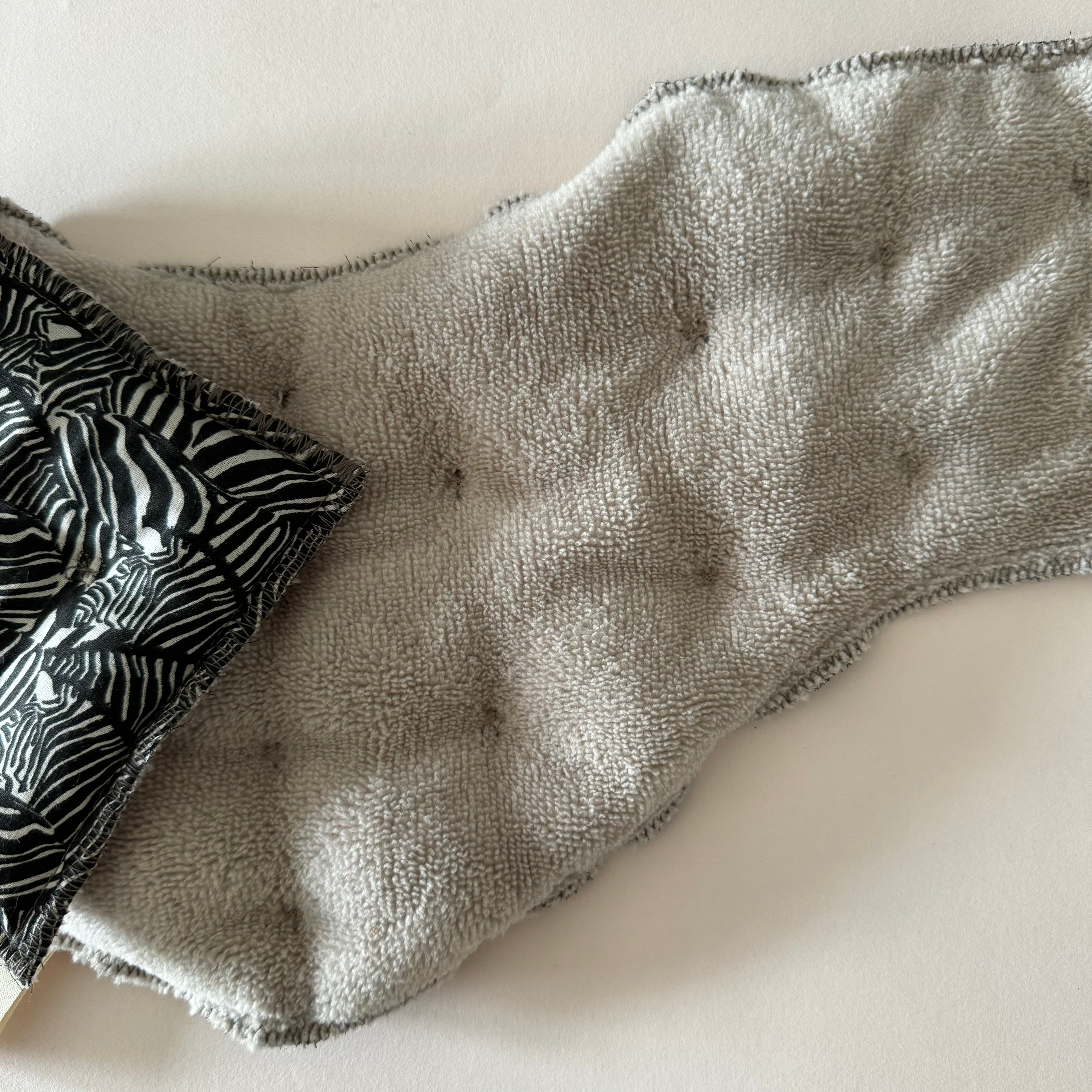 Bouillotte tour de cou ergonomique zèbre noir/ivoire