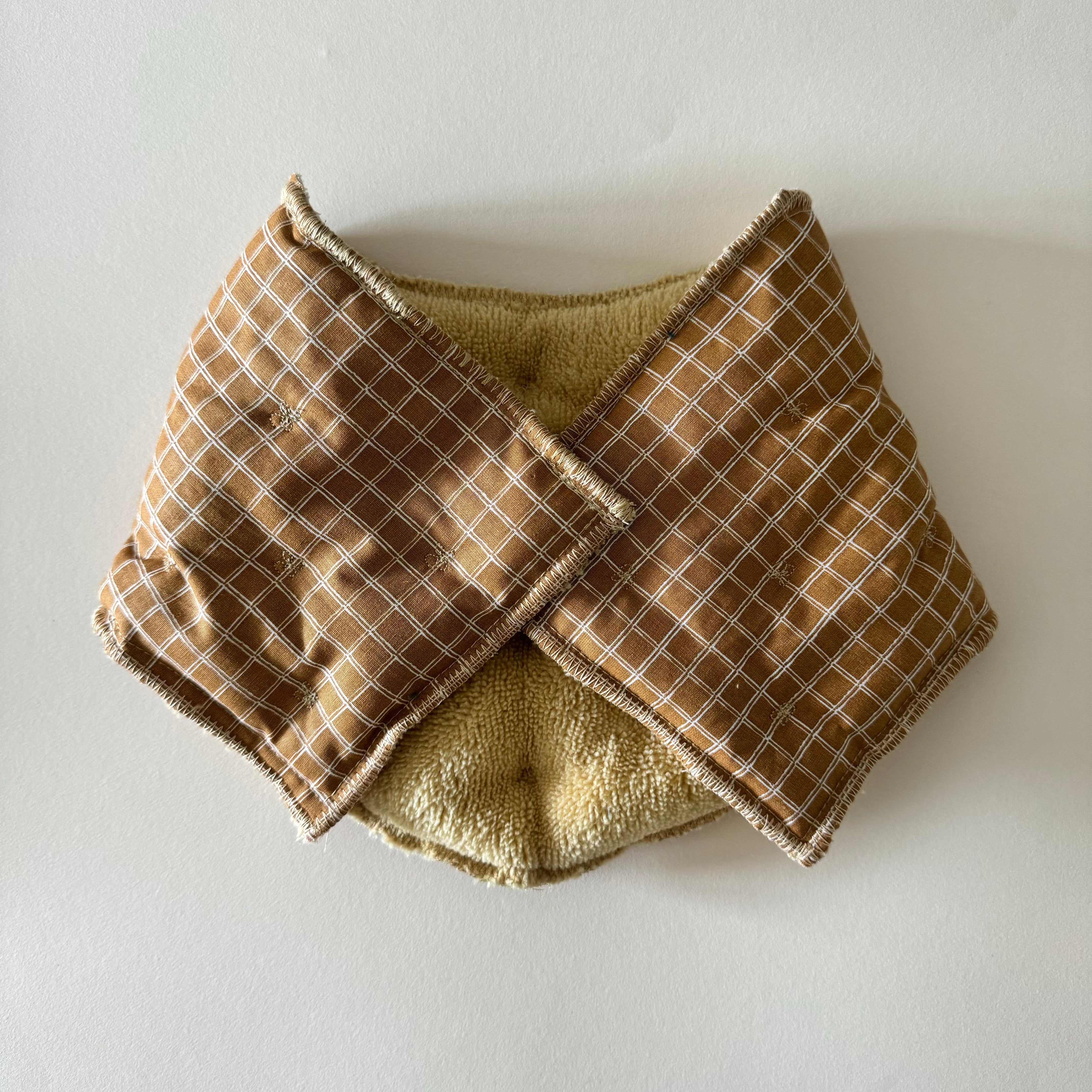 Bouillotte Tour de cou ergonomique carreaux camel/jaune