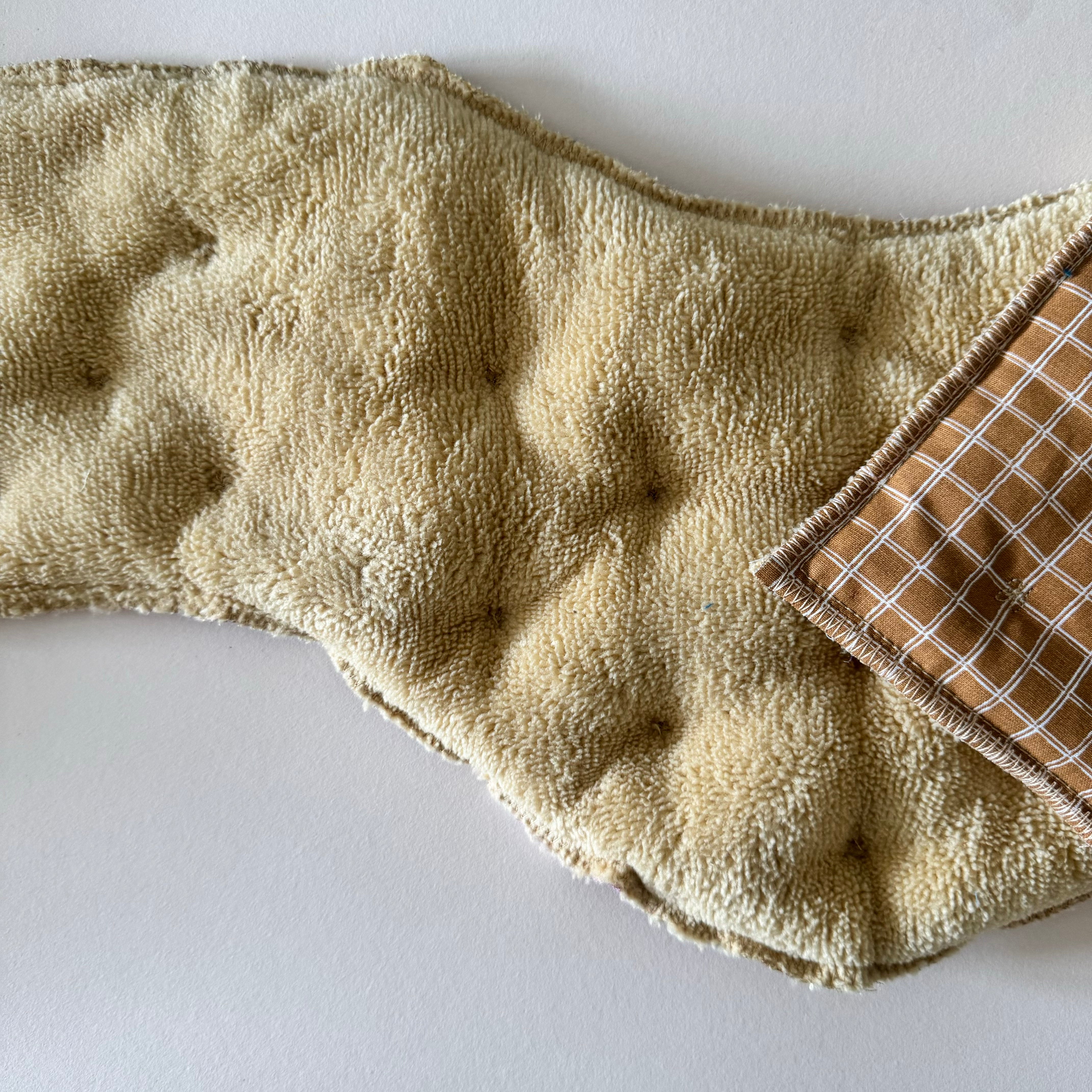 Bouillotte Tour de cou ergonomique carreaux camel/jaune