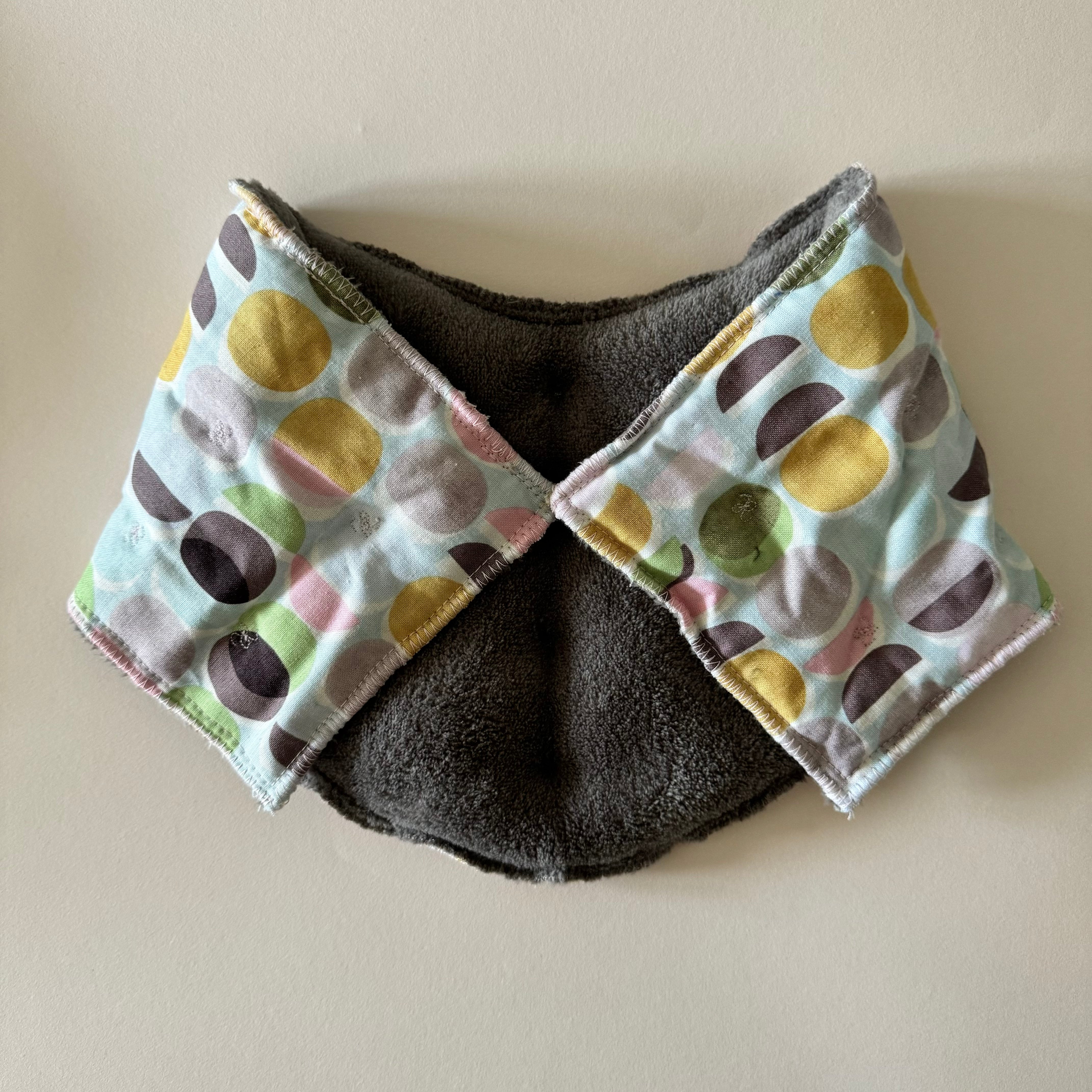 DERNIÈRE CHANCE - Bouillotte tour de cou graphique multicolore/gris