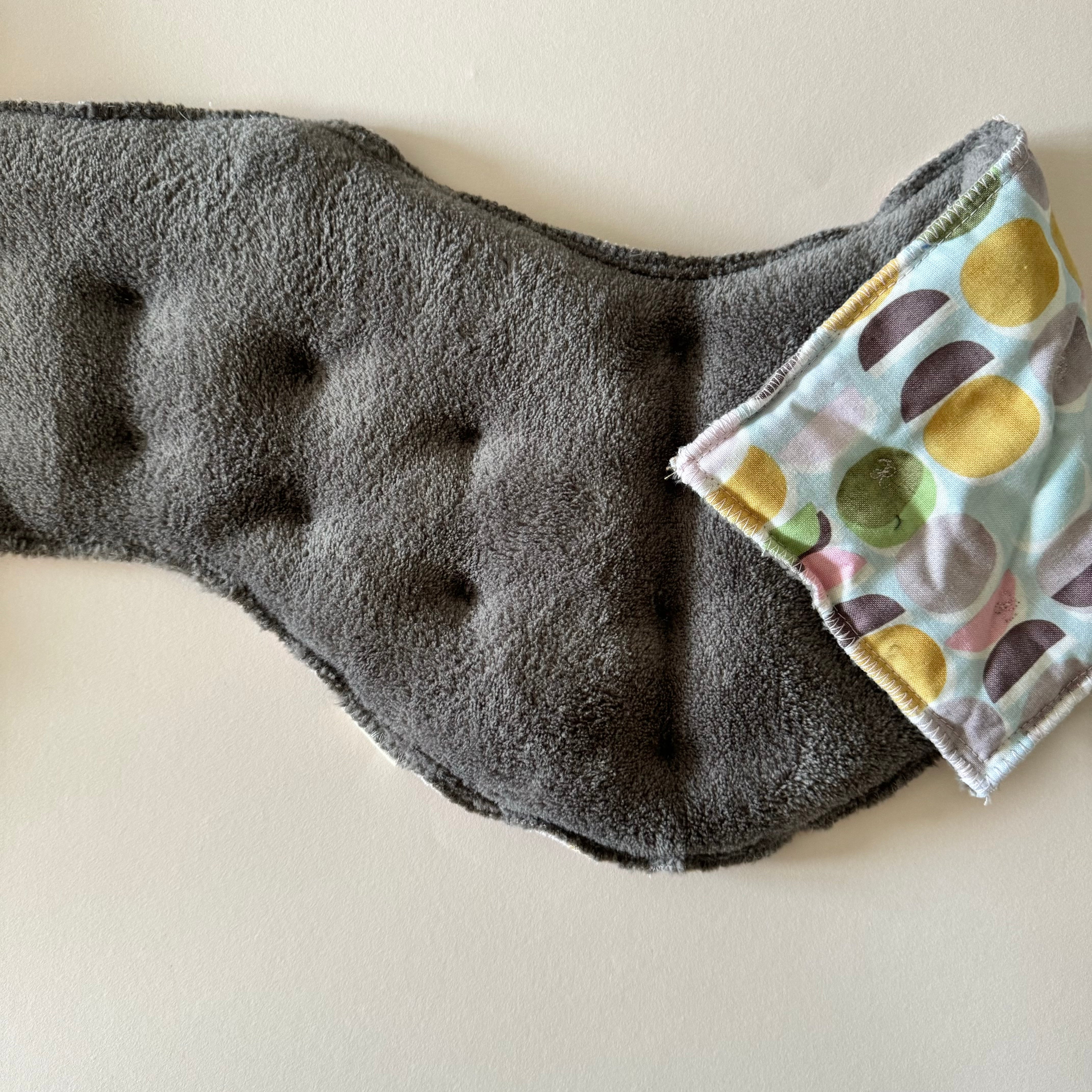 DERNIÈRE CHANCE - Bouillotte tour de cou graphique multicolore/gris