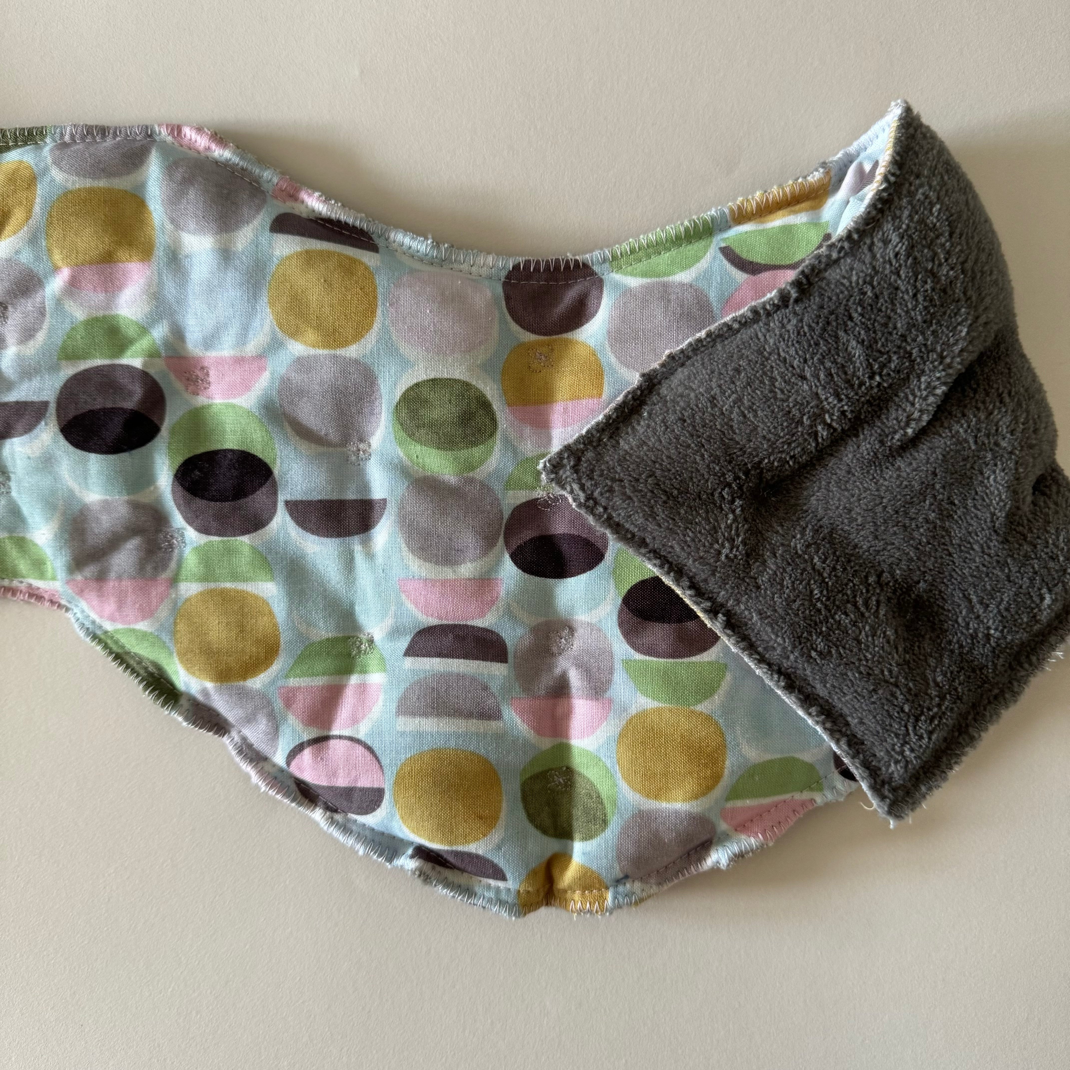 DERNIÈRE CHANCE - Bouillotte tour de cou graphique multicolore/gris