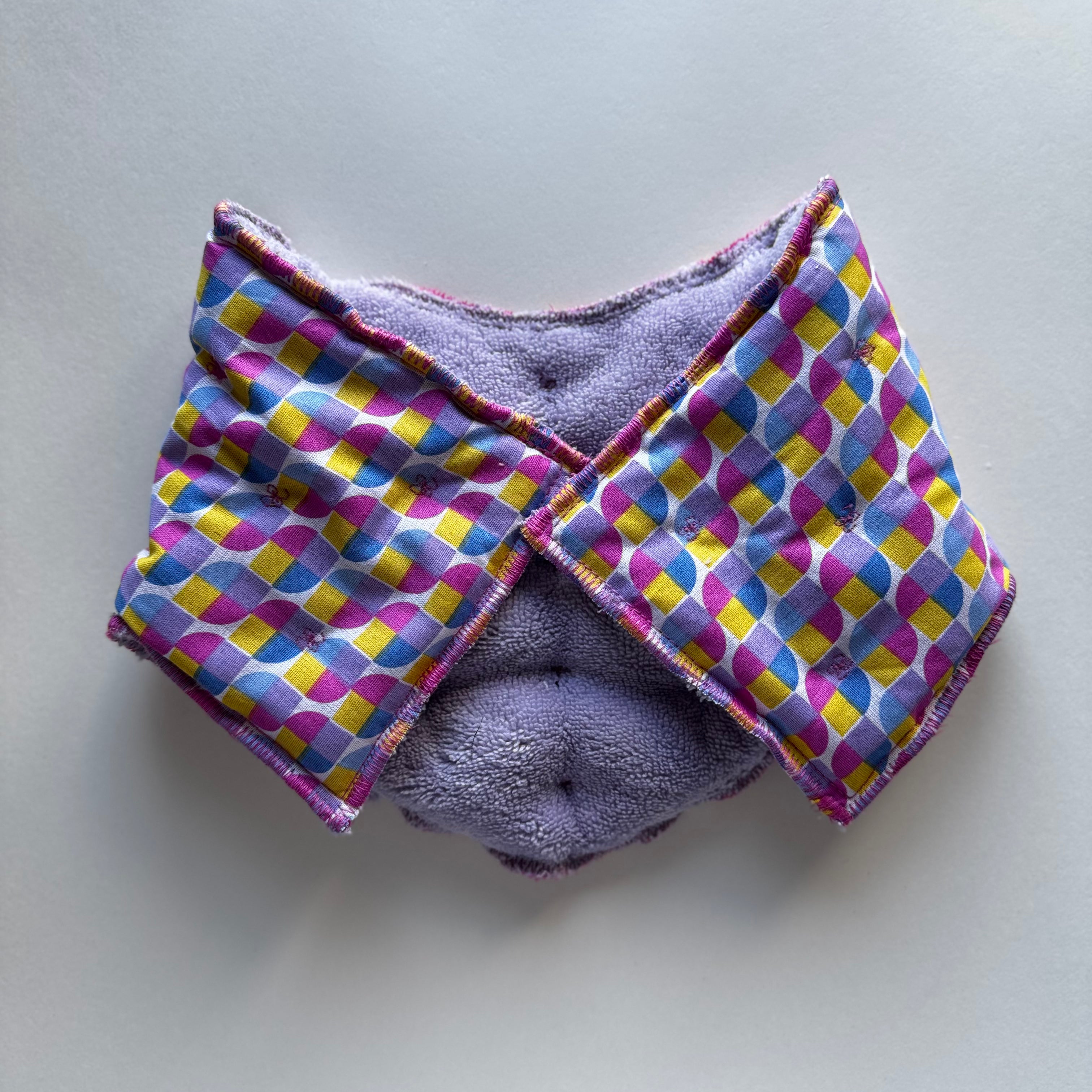 Bouillotte tour de cou ergonomique graphique parme/rose/jaune