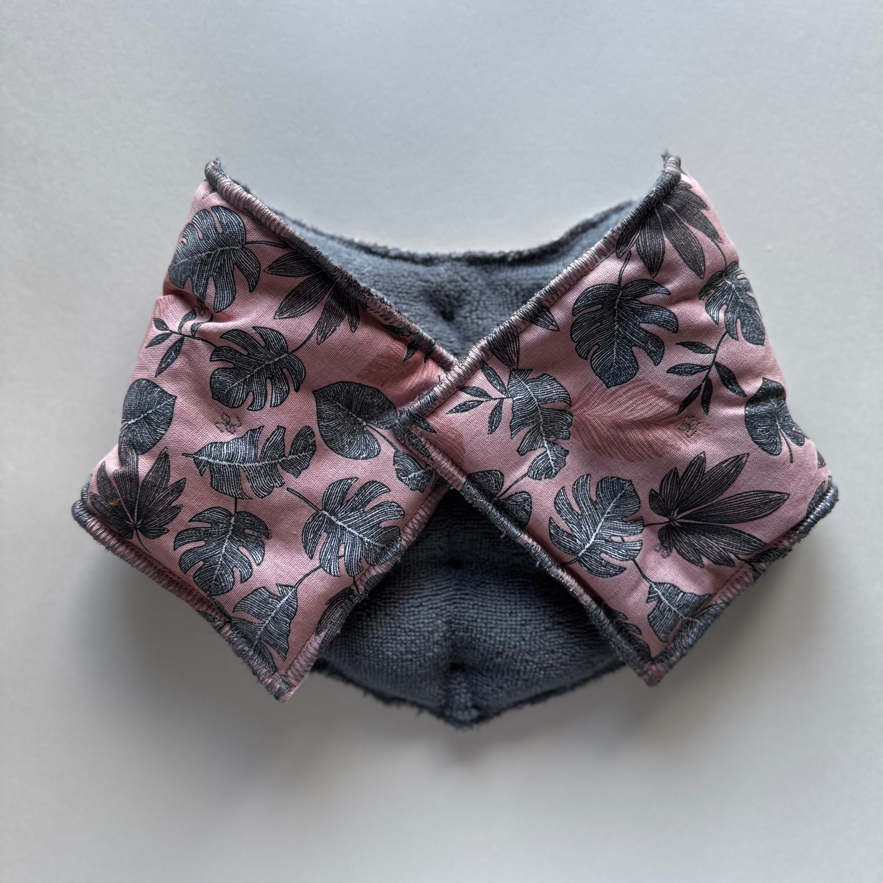 Bouillotte tour de cou ergonomique feuillage gris/rose