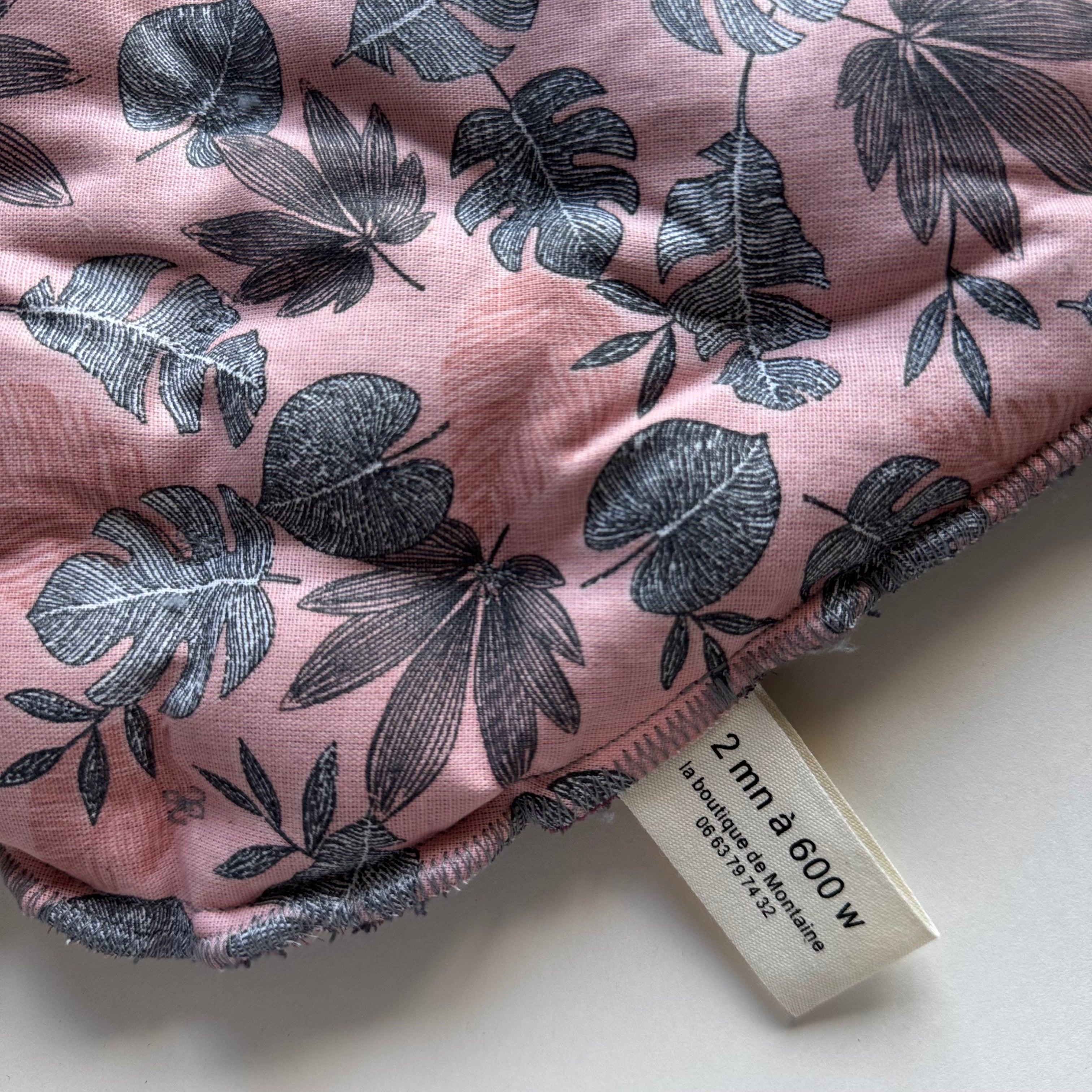 Bouillotte tour de cou ergonomique feuillage gris/rose