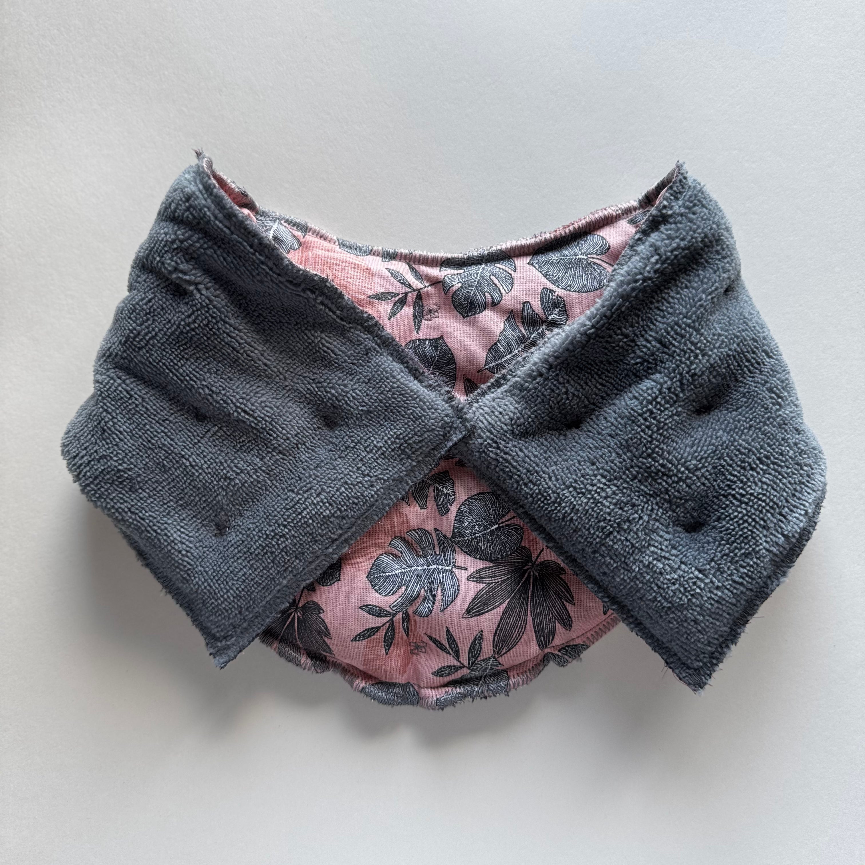 Bouillotte tour de cou ergonomique feuillage gris/rose