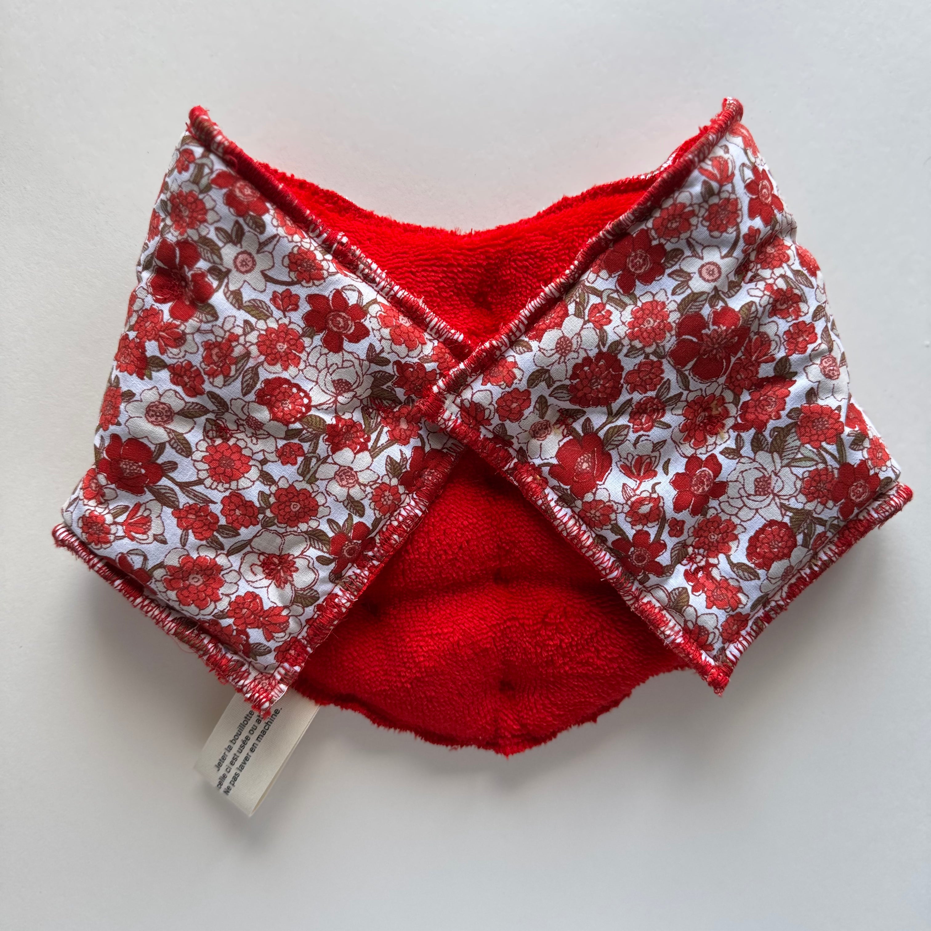 Bouillotte tour de cou fleurie rouge