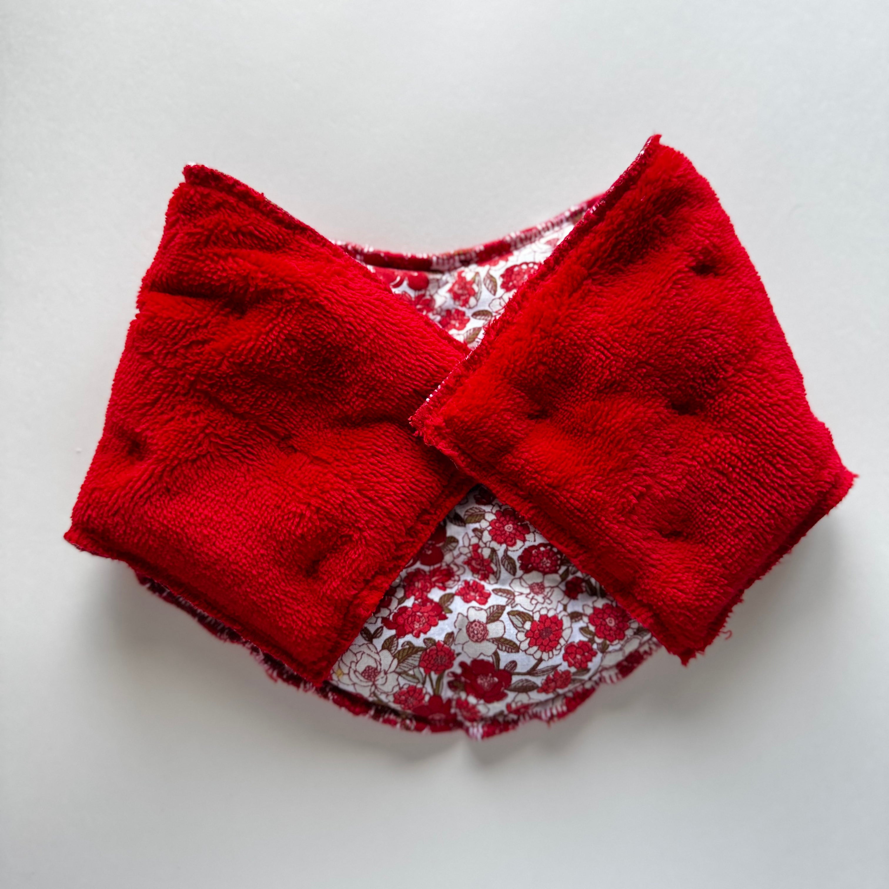 Bouillotte tour de cou fleurie rouge