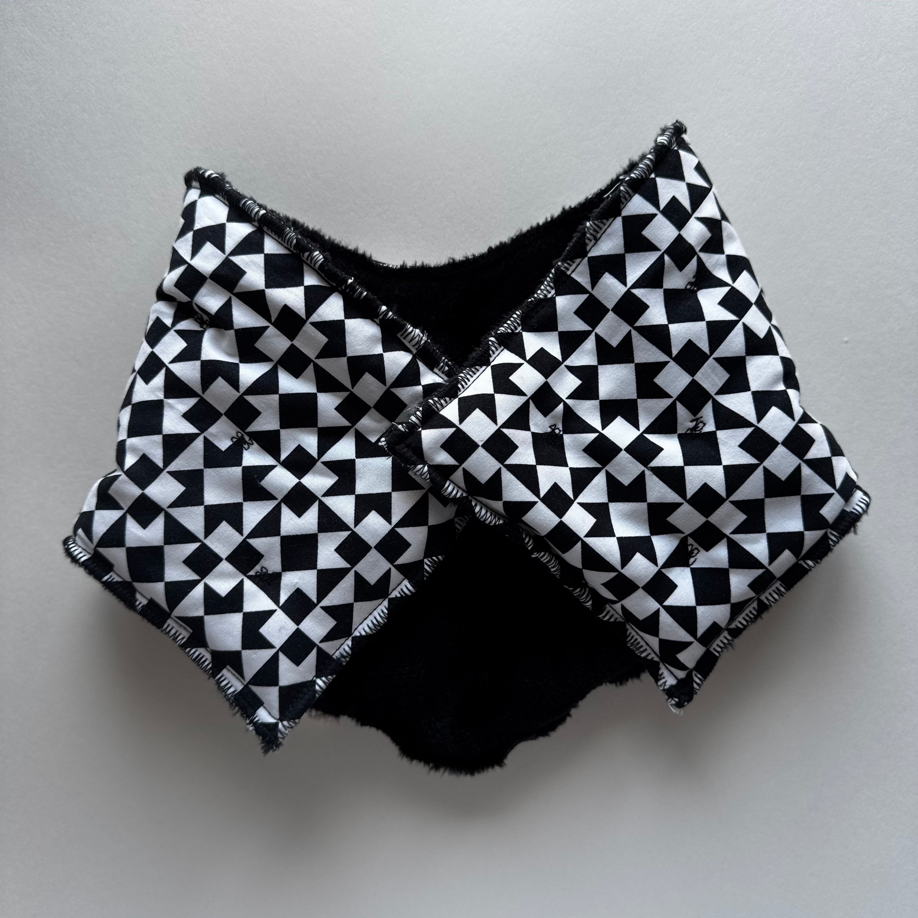 Bouillotte Tour de cou ergonomique graphique noir/blanc