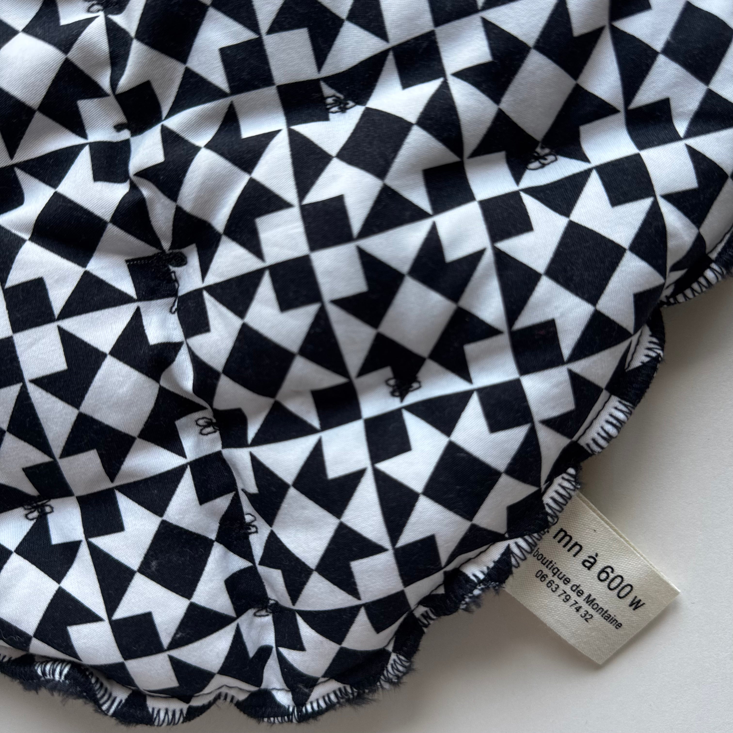 Bouillotte Tour de cou ergonomique graphique noir/blanc