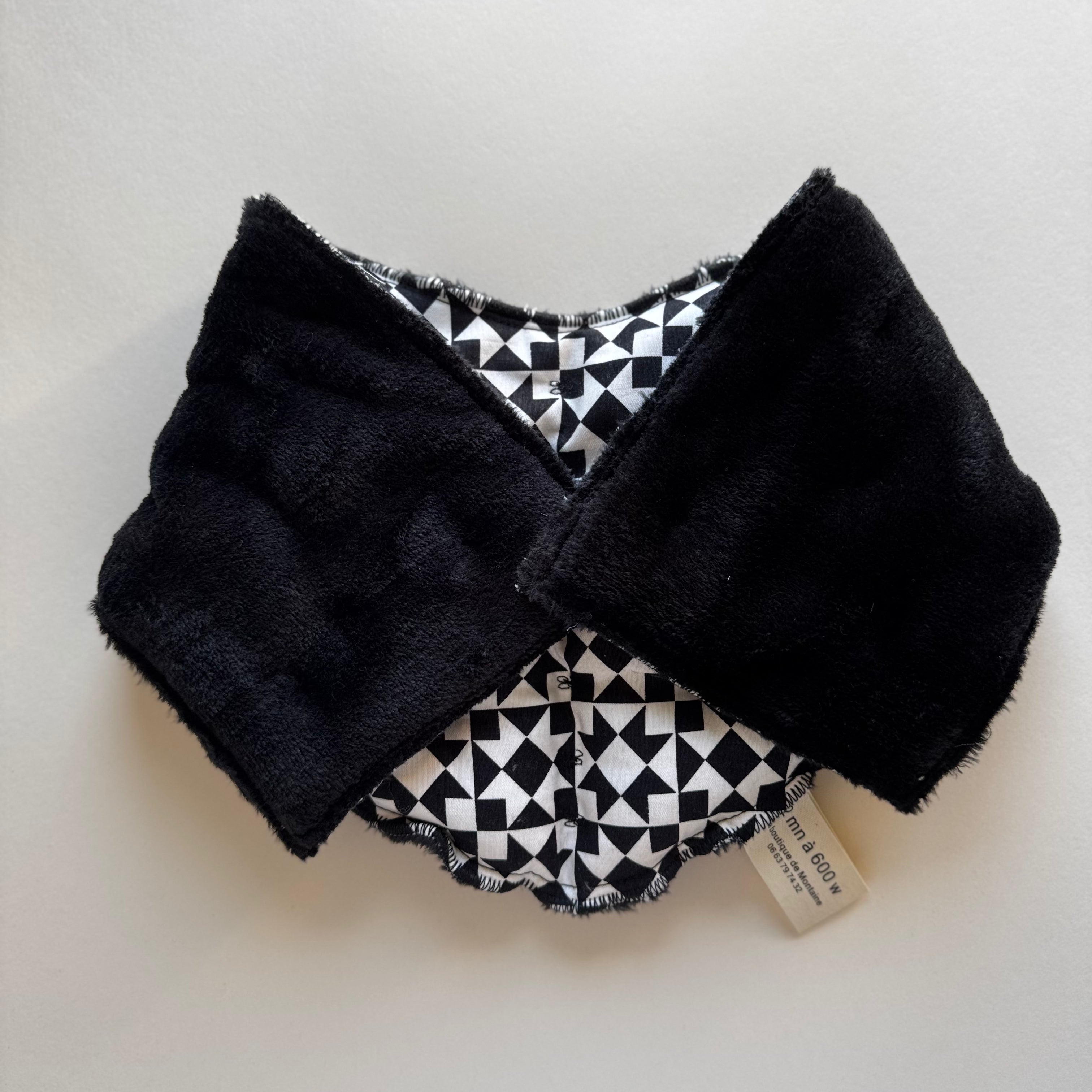 Bouillotte Tour de cou ergonomique graphique noir/blanc