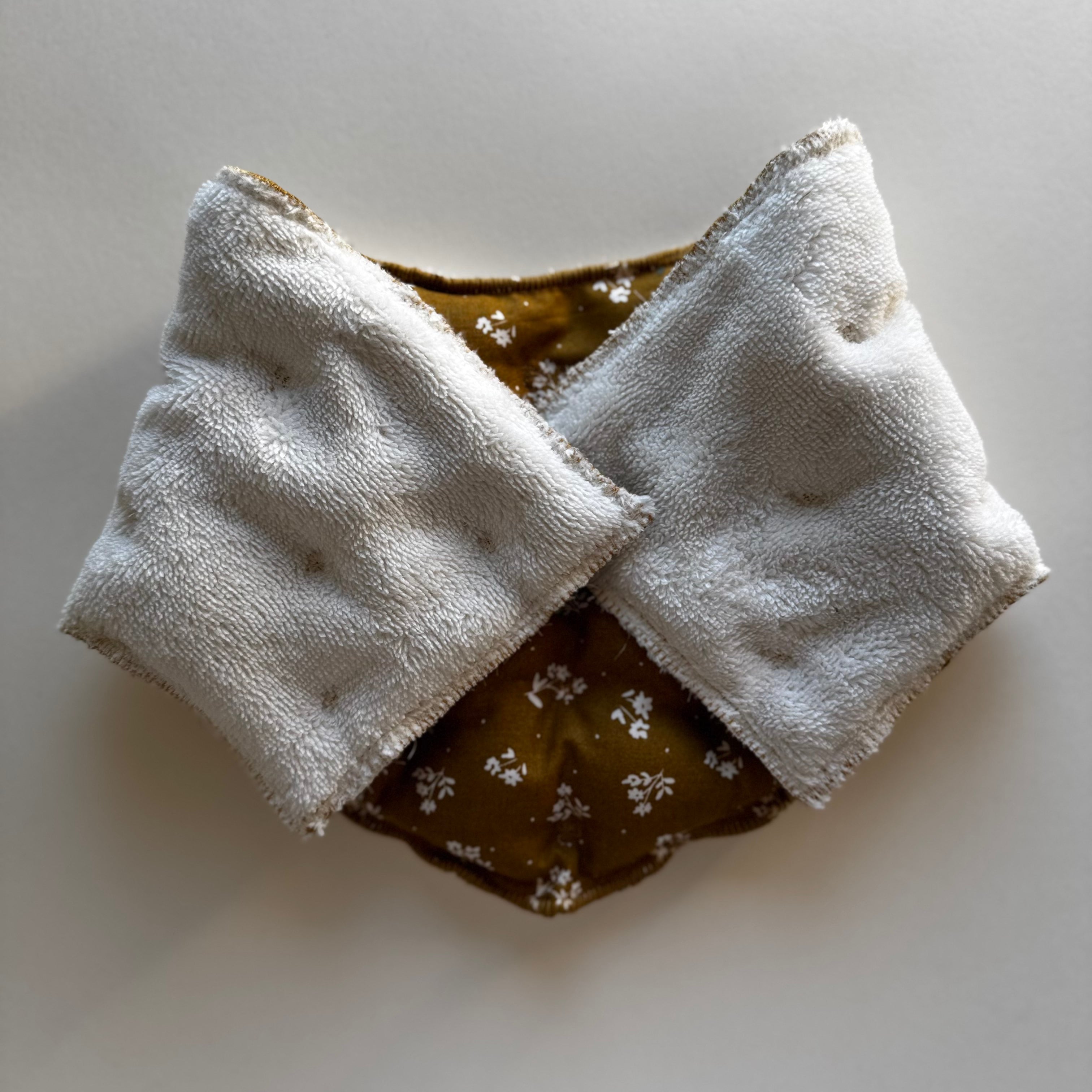 Bouillotte tour de cou ergonomique vert/ocre/ivoire