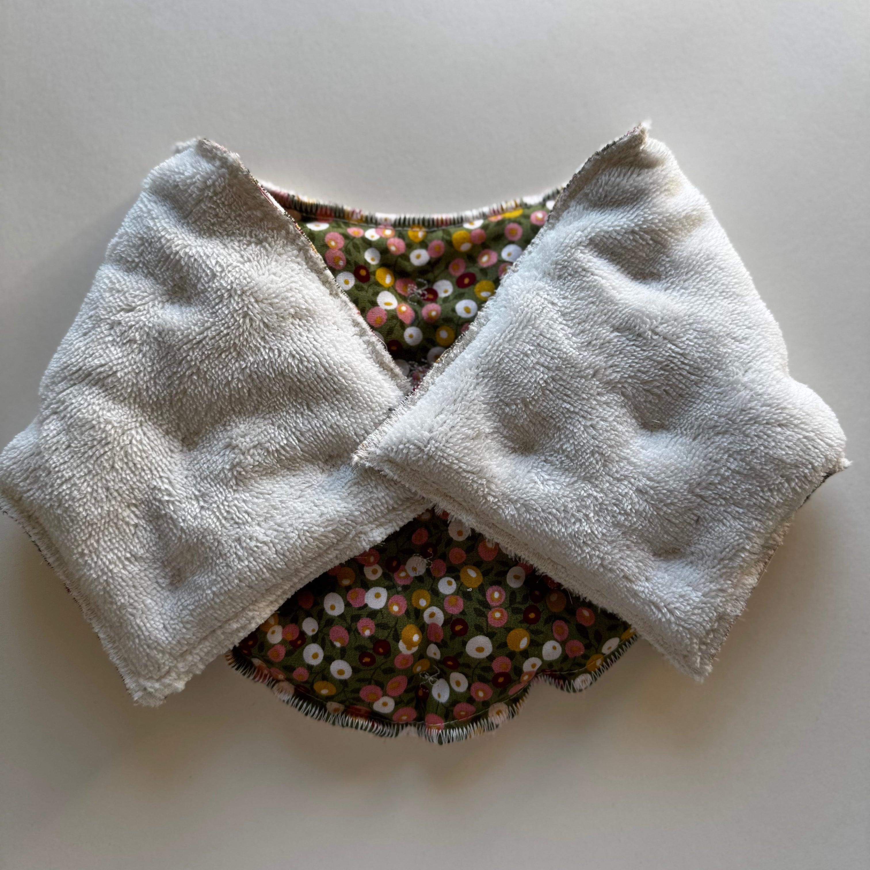 Bouillotte tour de cou  ergonomique cerise vert/ivoire