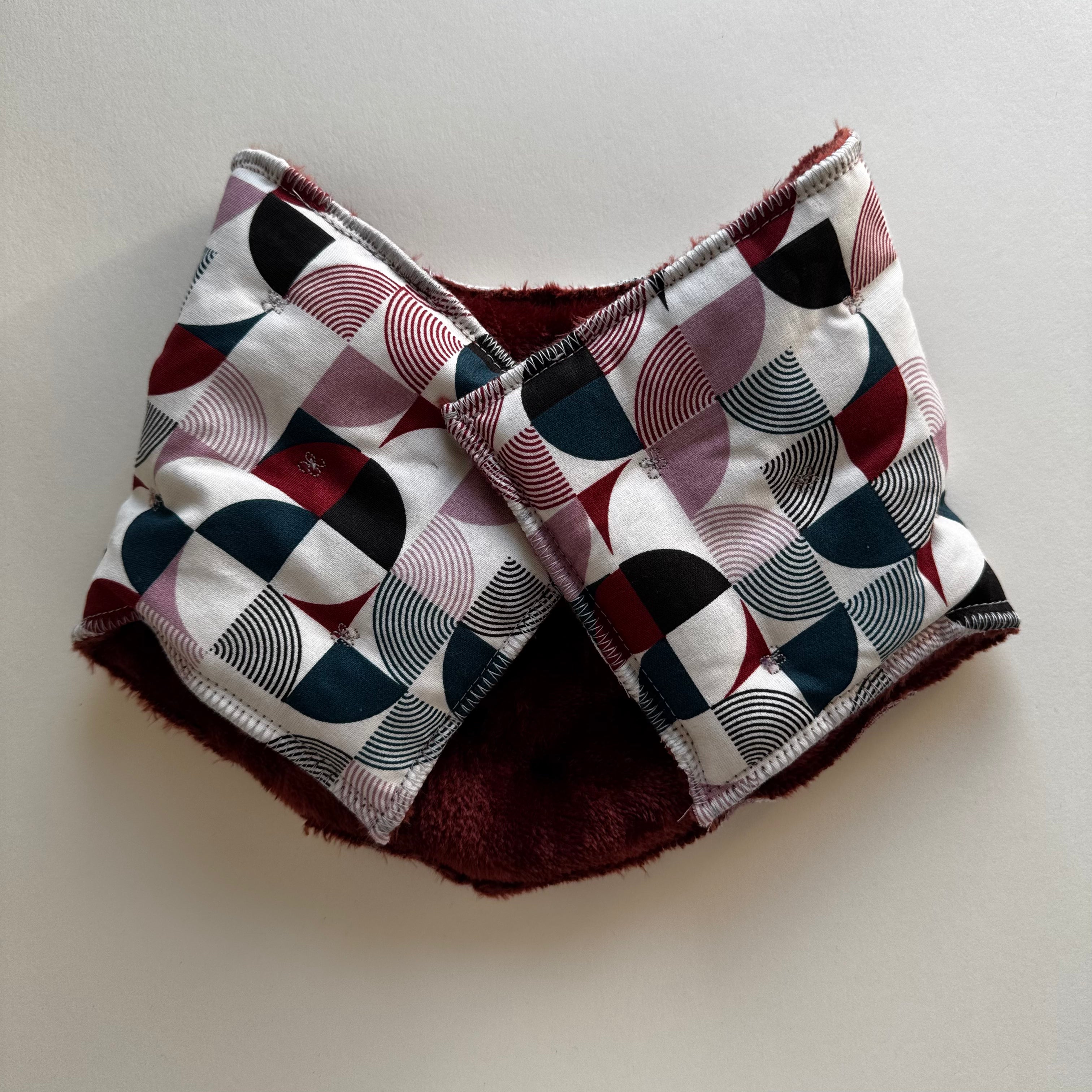 Bouillotte tour de cou motif graphique