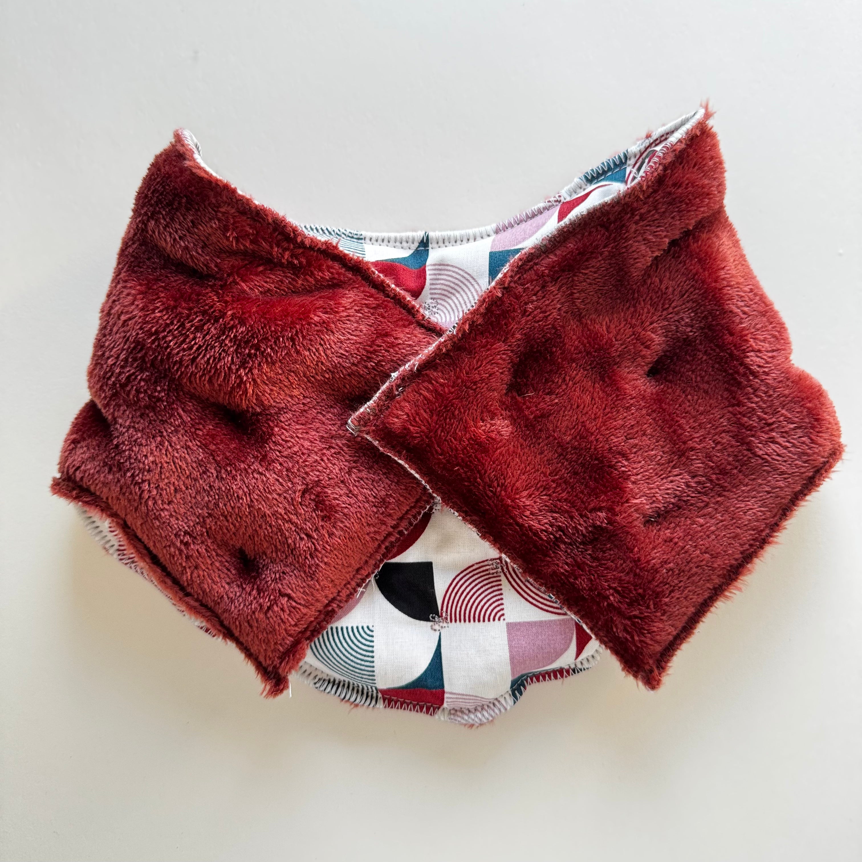 Bouillotte tour de cou motif graphique