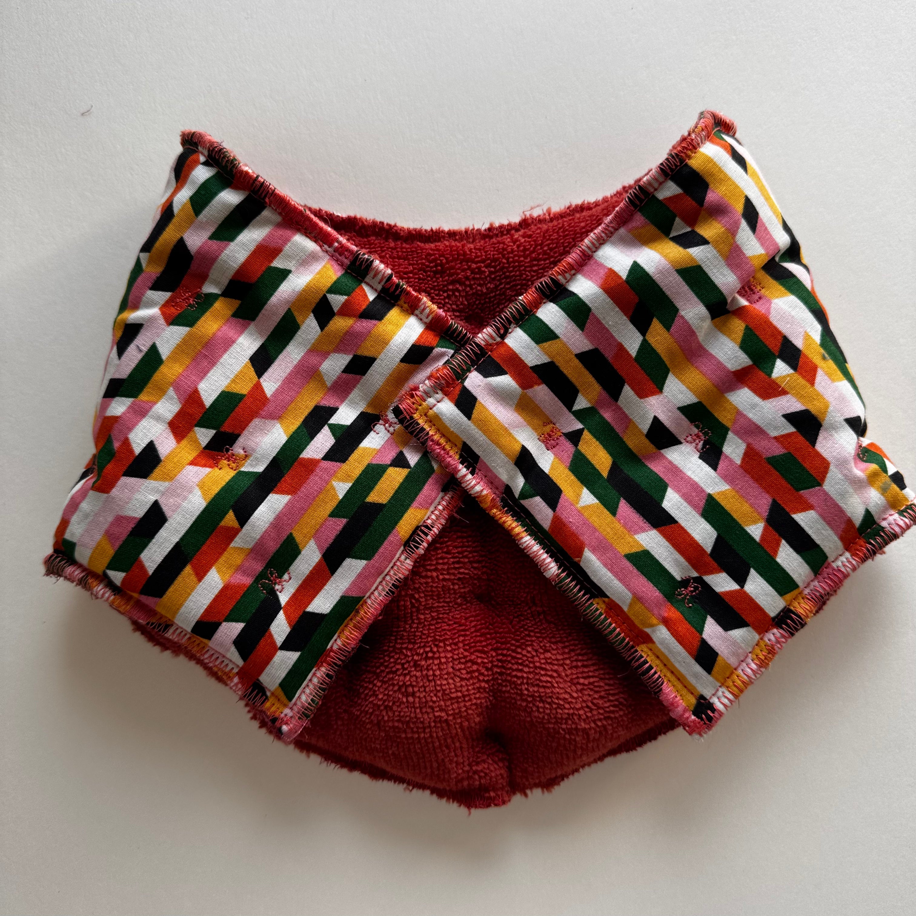 Bouillotte Tour de cou ergonomique grahique brique/ivoire/vert