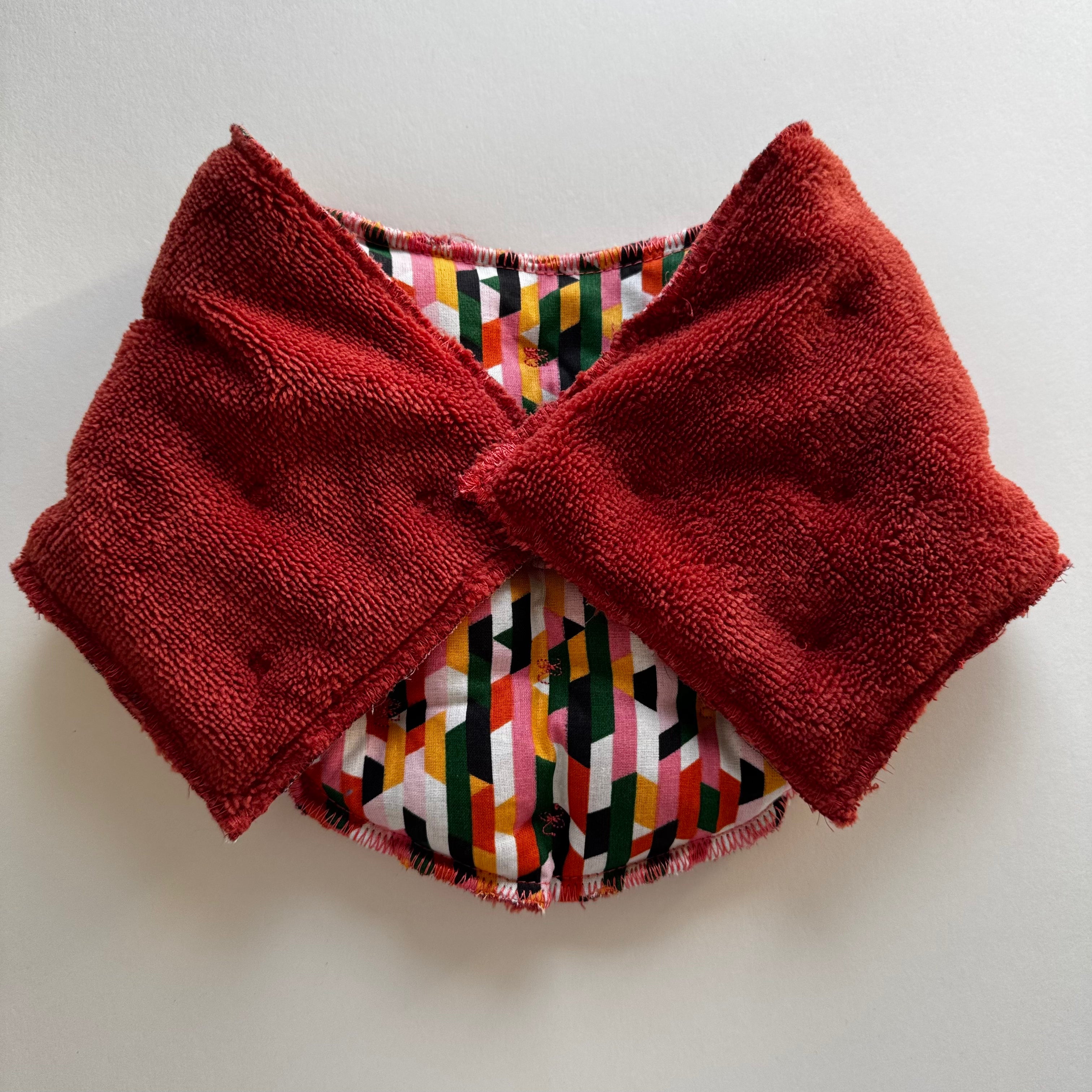 Bouillotte Tour de cou ergonomique grahique brique/ivoire/vert