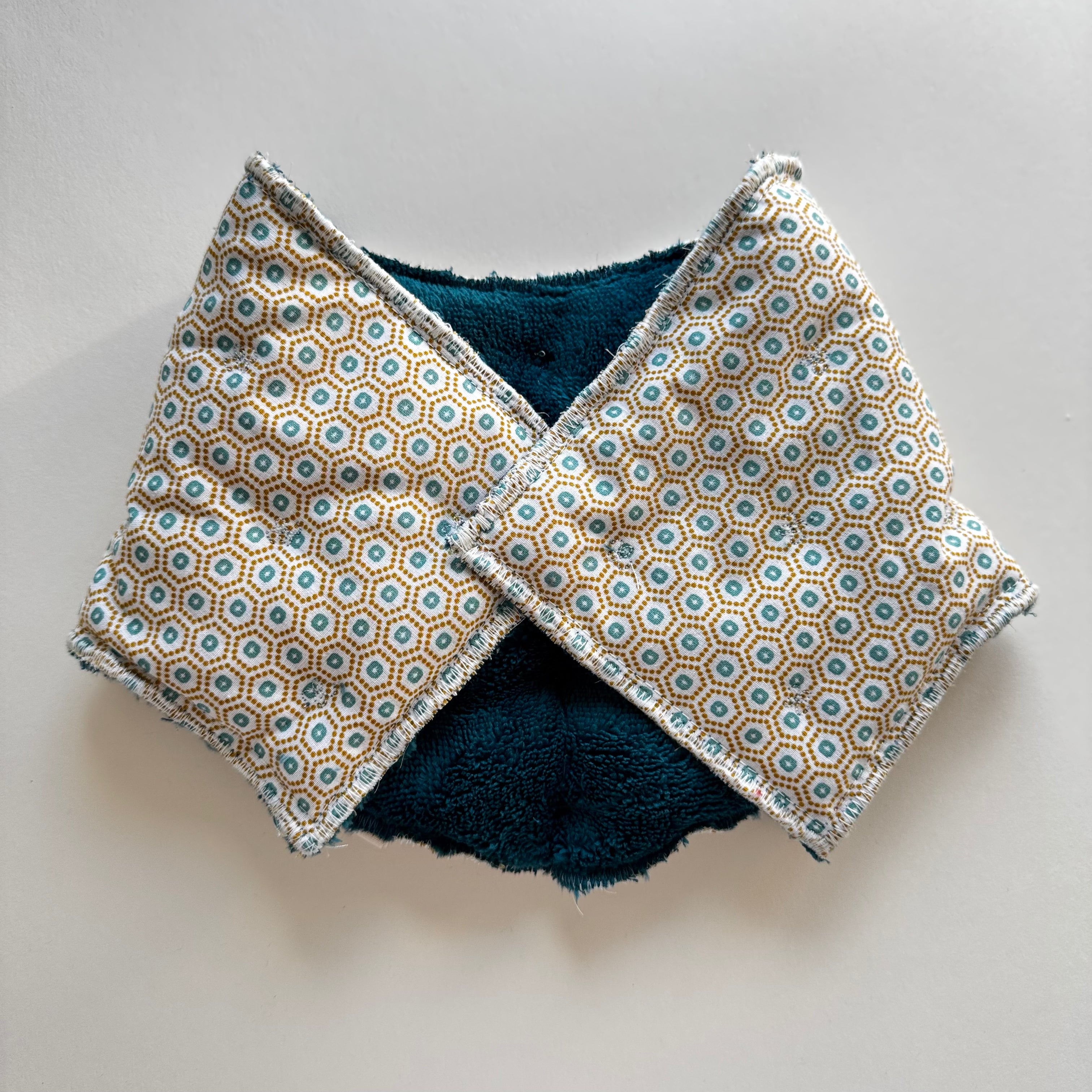 Bouillotte Tour de cou ergonomique graphique bleu canard / ocre