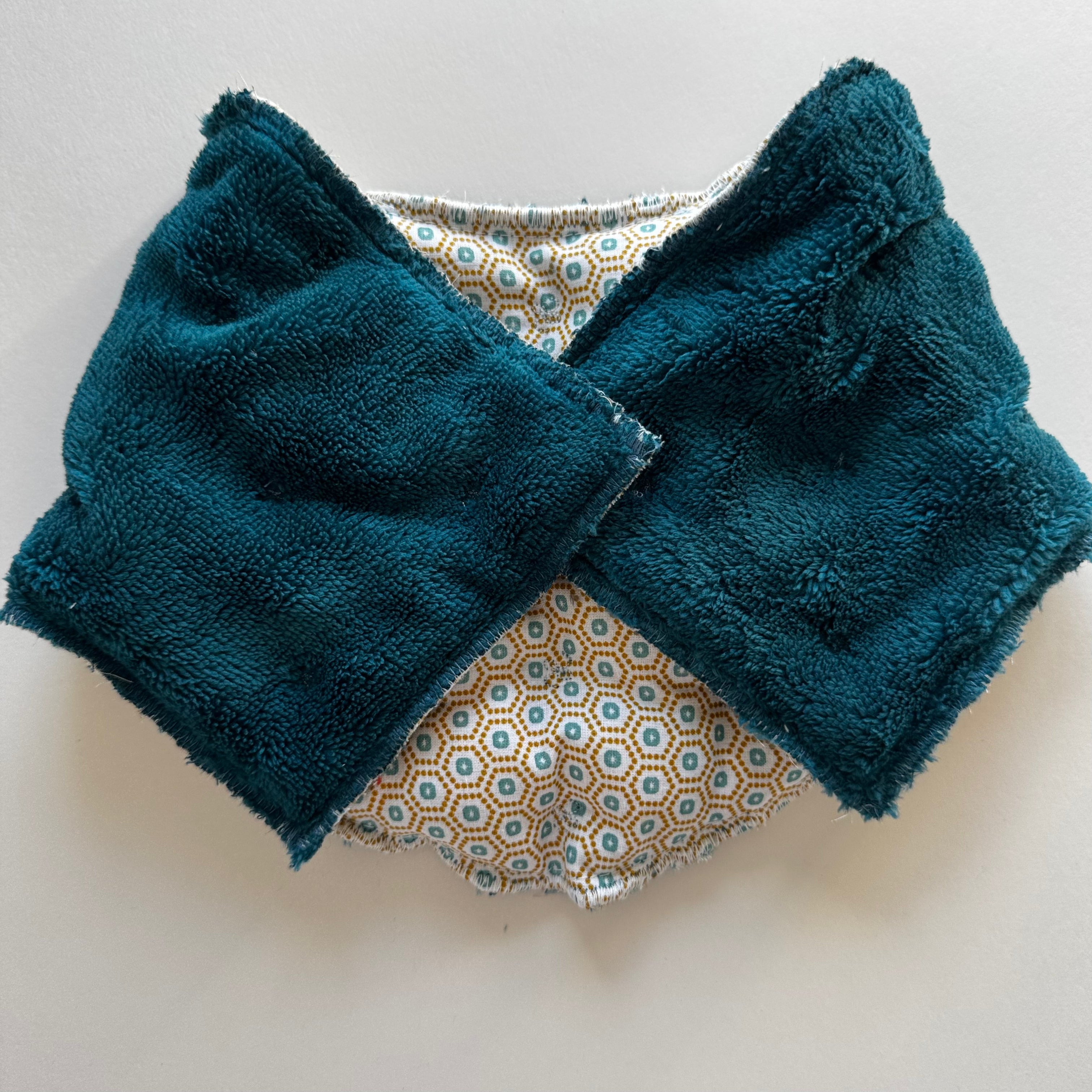 Bouillotte Tour de cou ergonomique graphique bleu canard / ocre