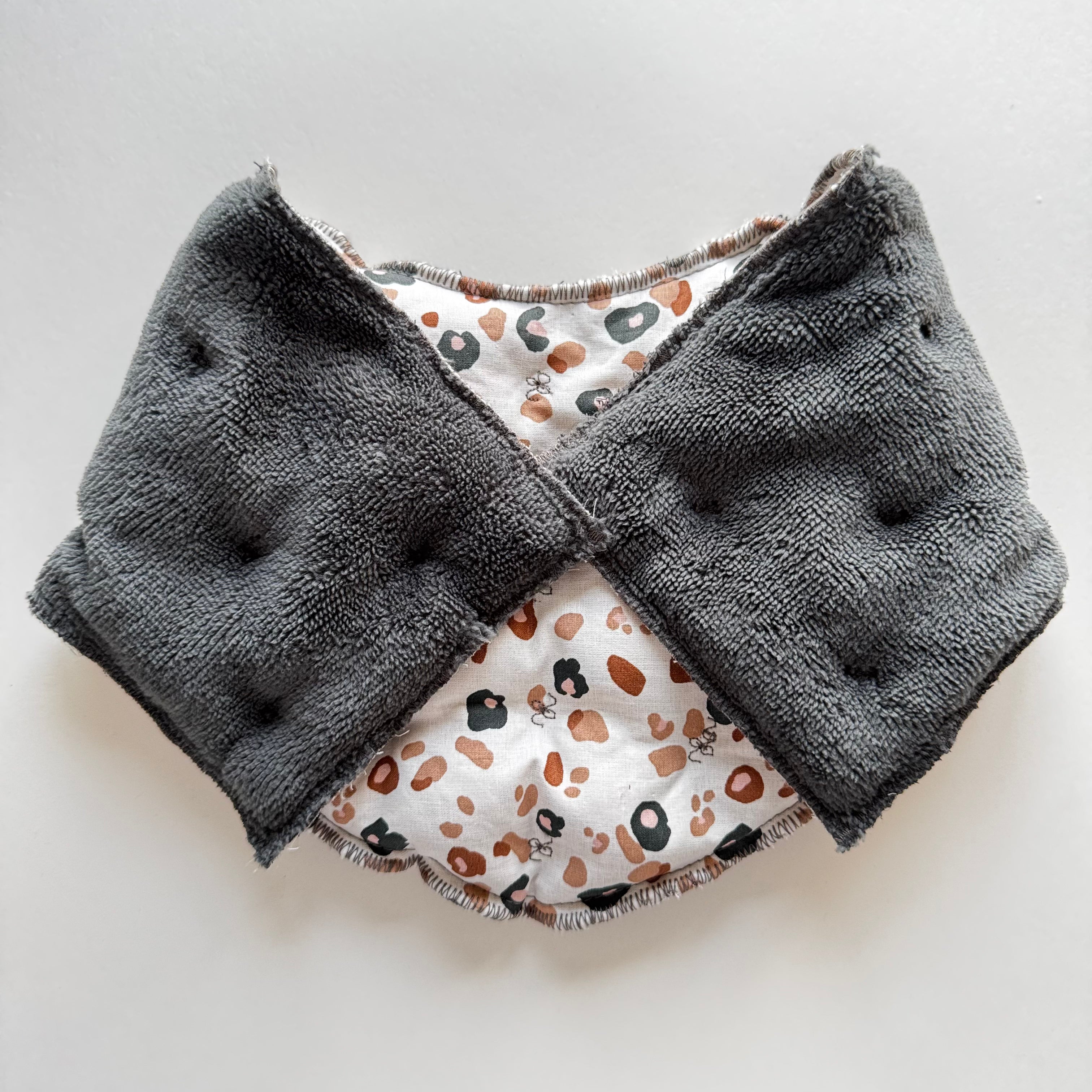 Bouillotte Tour de cou ergonomique "graou" beige