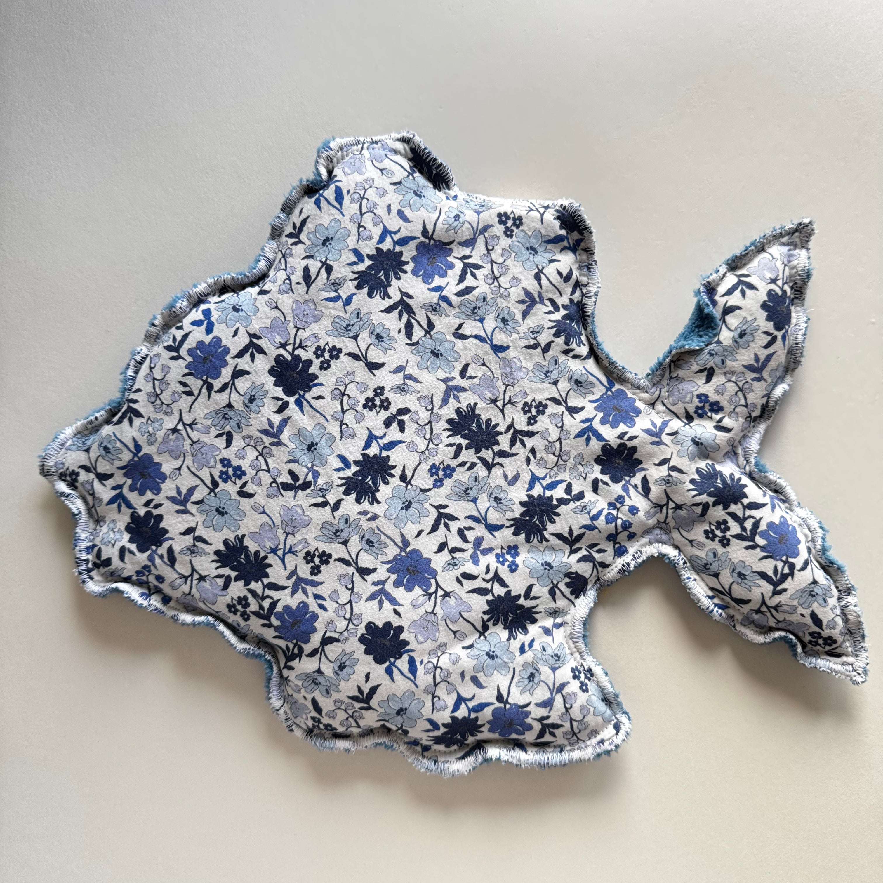 DERNIÈRE CHANCE - Bouillotte Poisson fleurie bleu/blanc