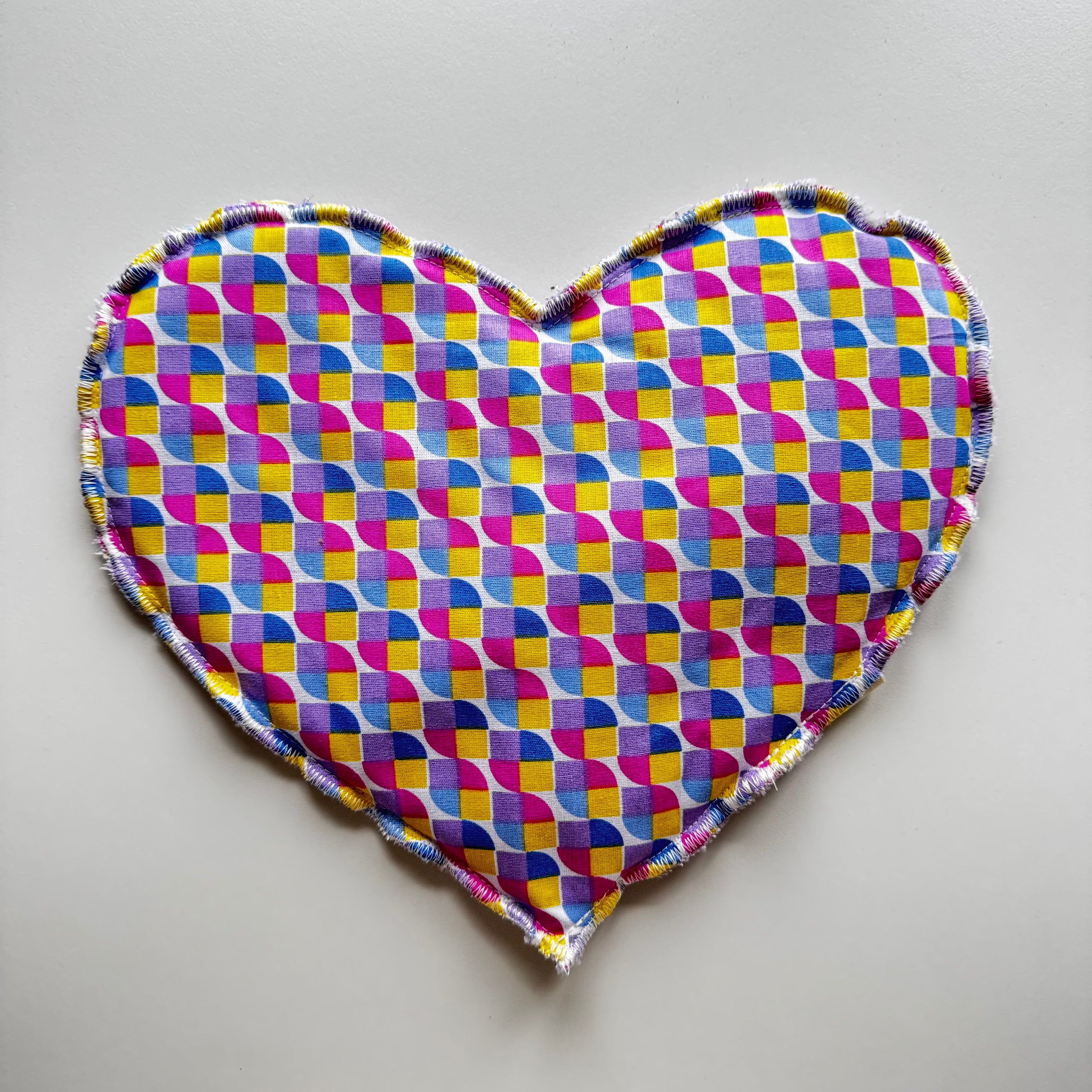 DERNIÈRE CHANCE - Bouillotte Coeur  graphique parme/rose