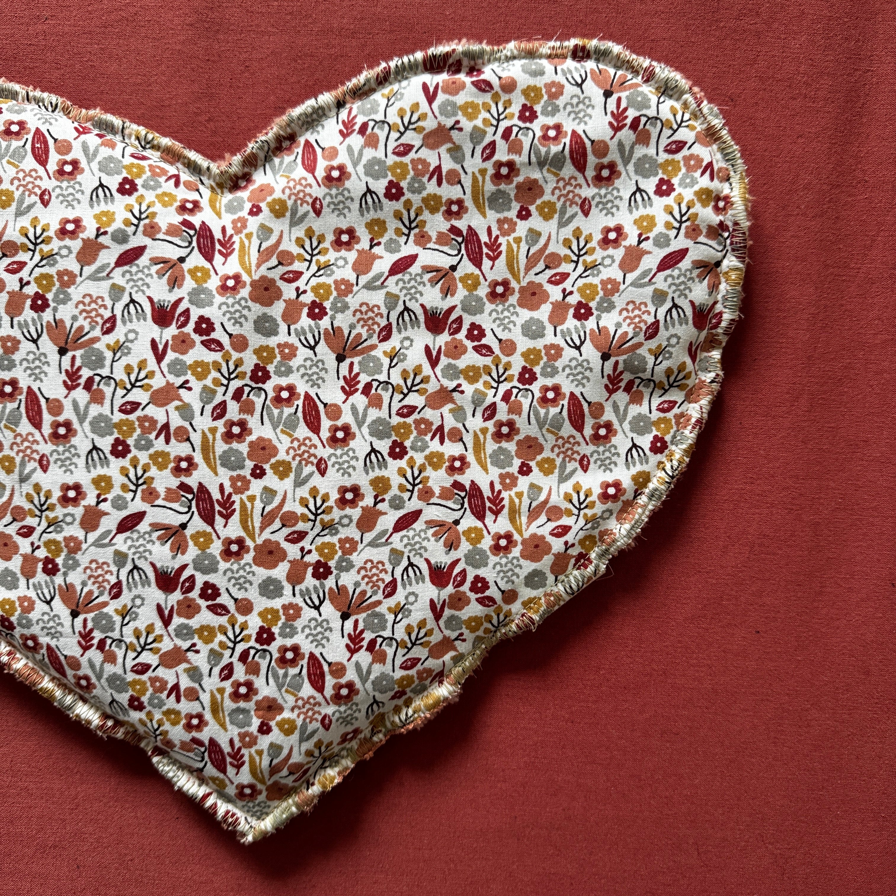 Bouillotte Coeur motif fleurs saumon/corail