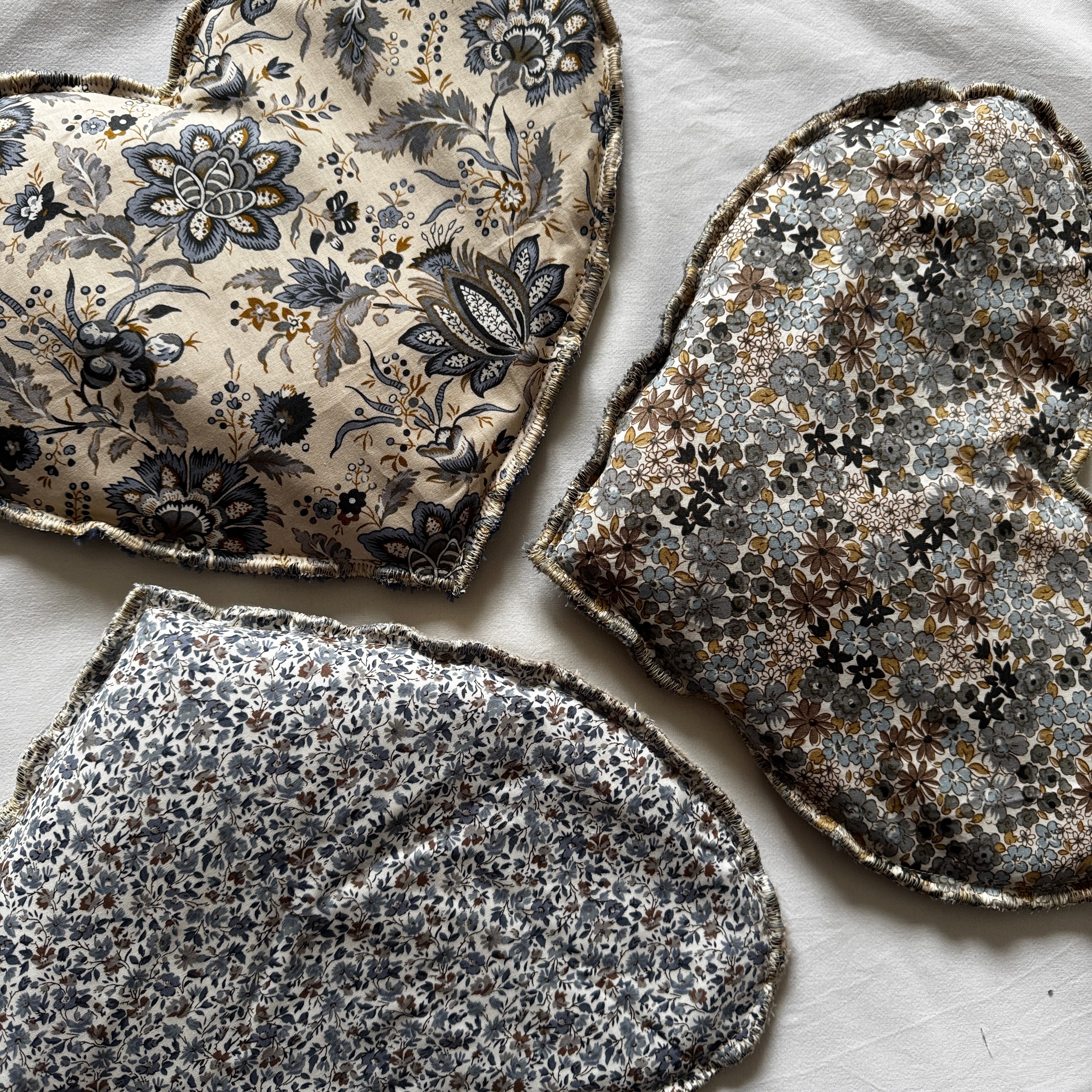 Bouillotte Coeur motif fleurs bleu/gris