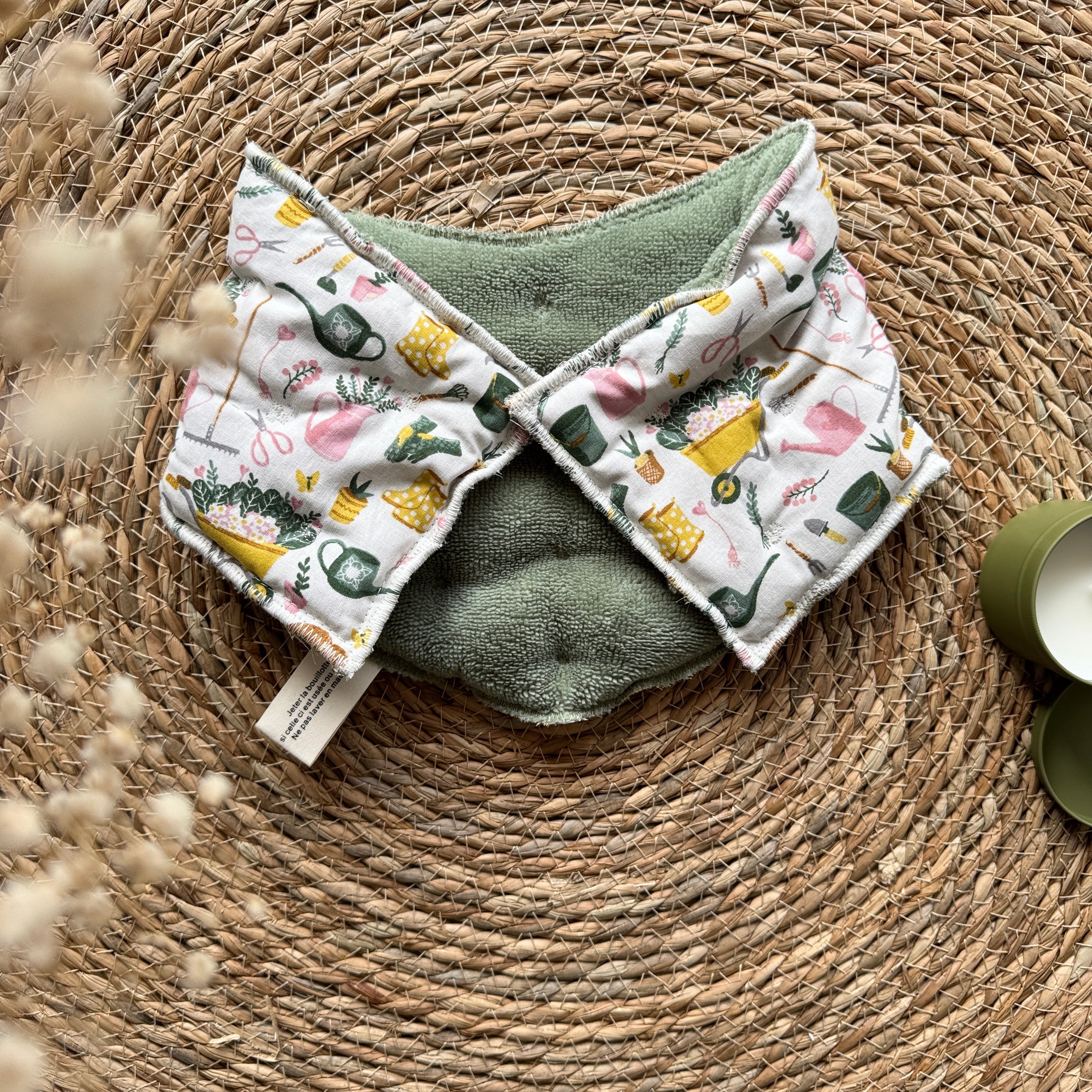 Bouillotte Tour de cou ergonomique motif jardinage vert/rose