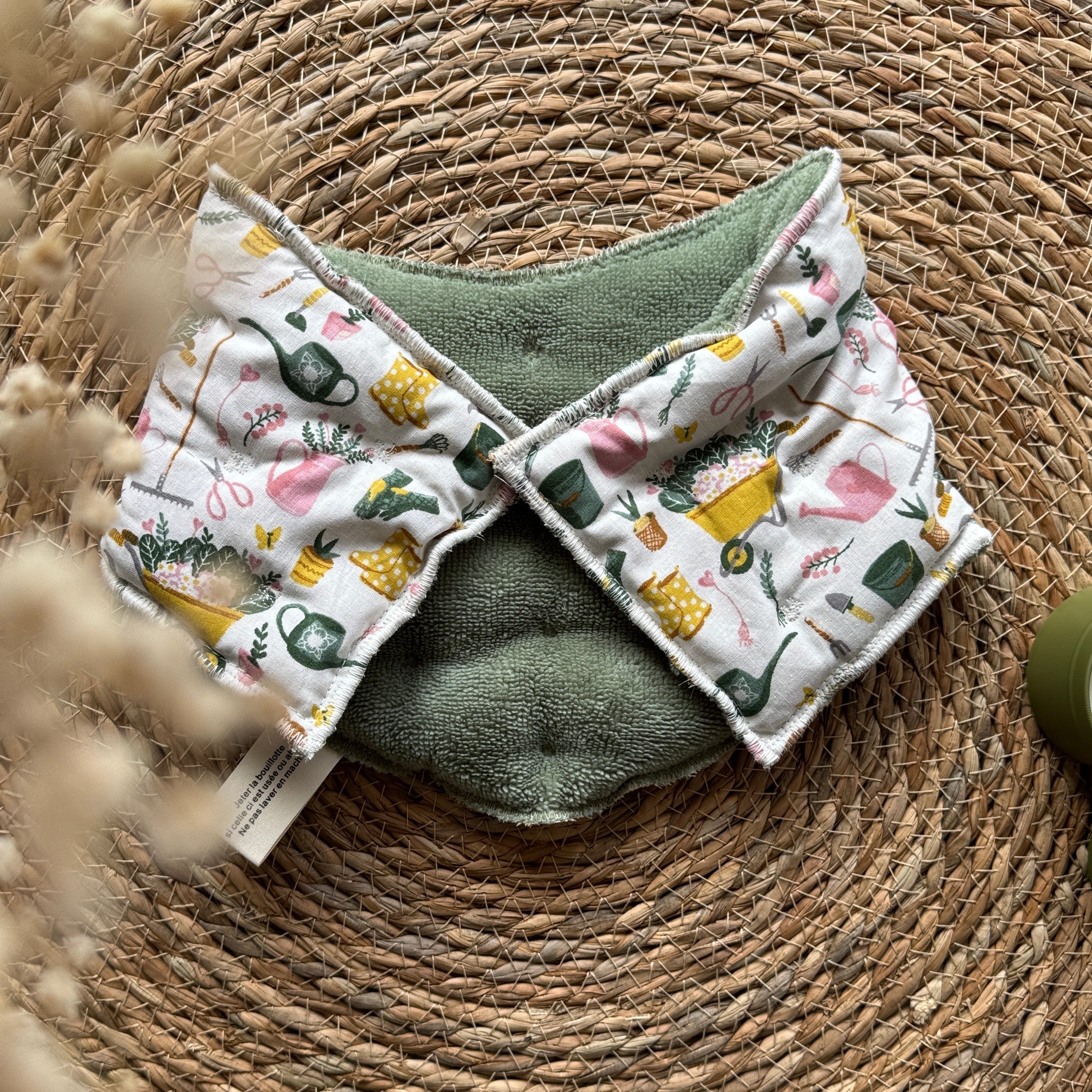 Bouillotte Tour de cou ergonomique motif jardinage vert/rose