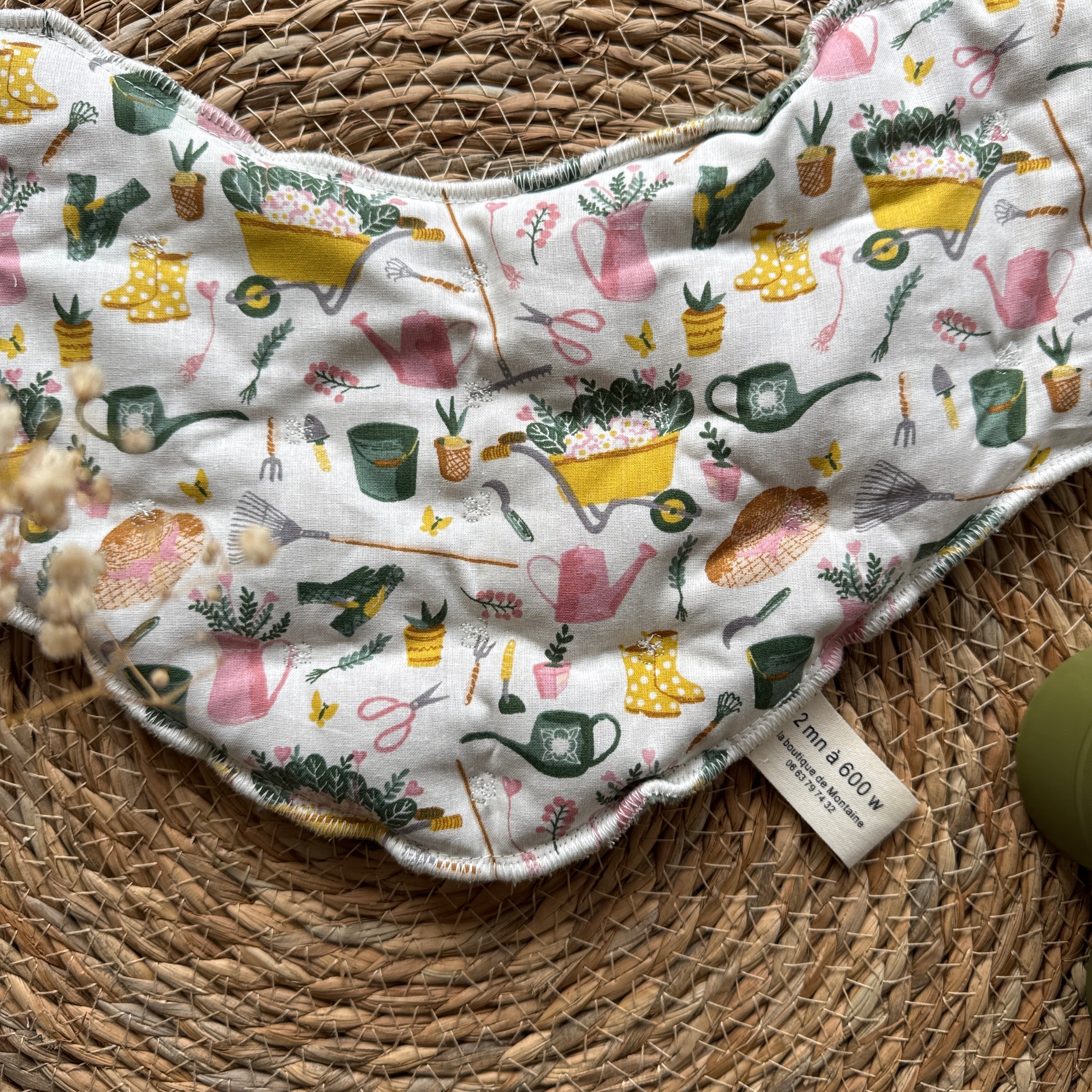 Bouillotte Tour de cou ergonomique motif jardinage vert/rose