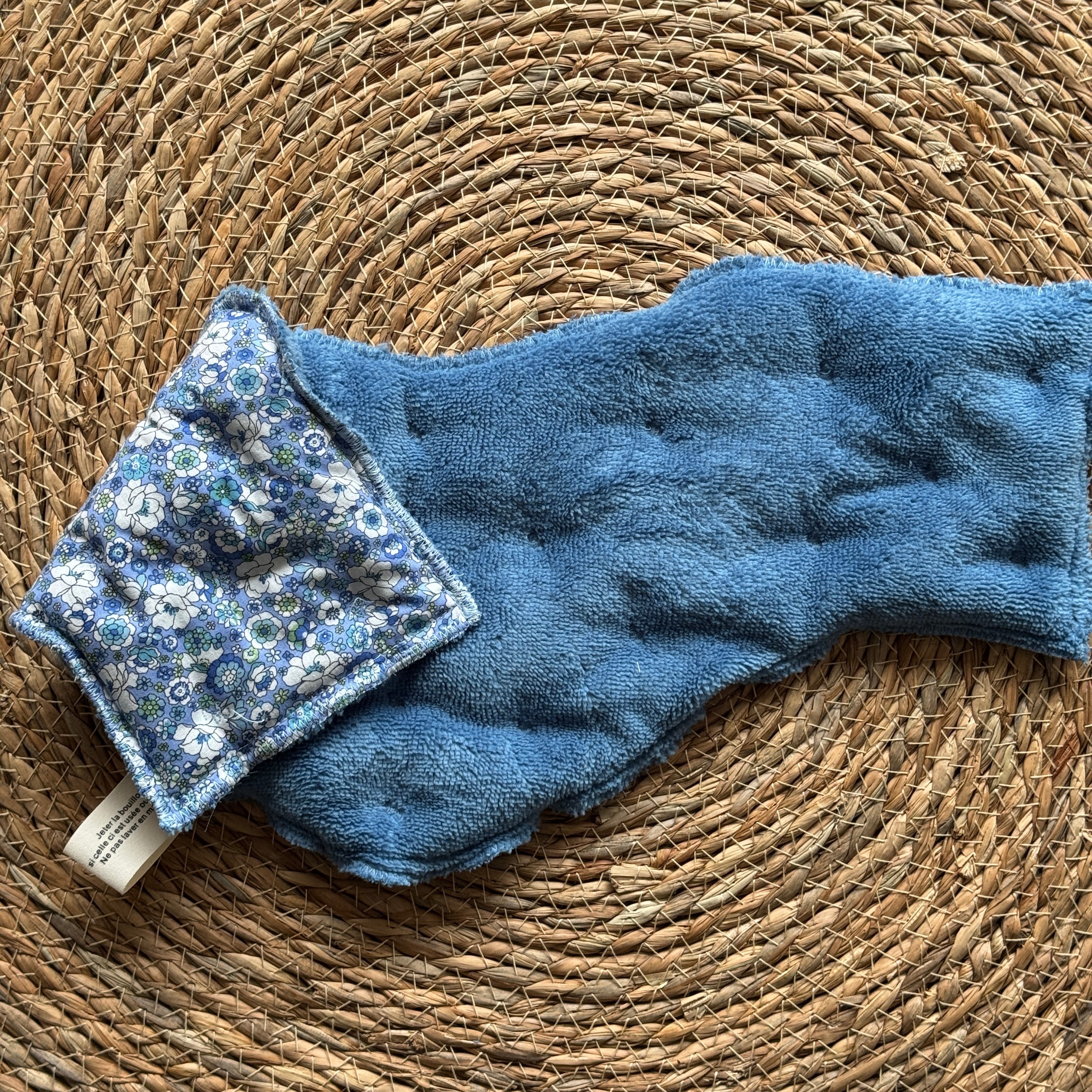 Bouillotte Tour de cou ergonomique fleurs/bleu/bleu