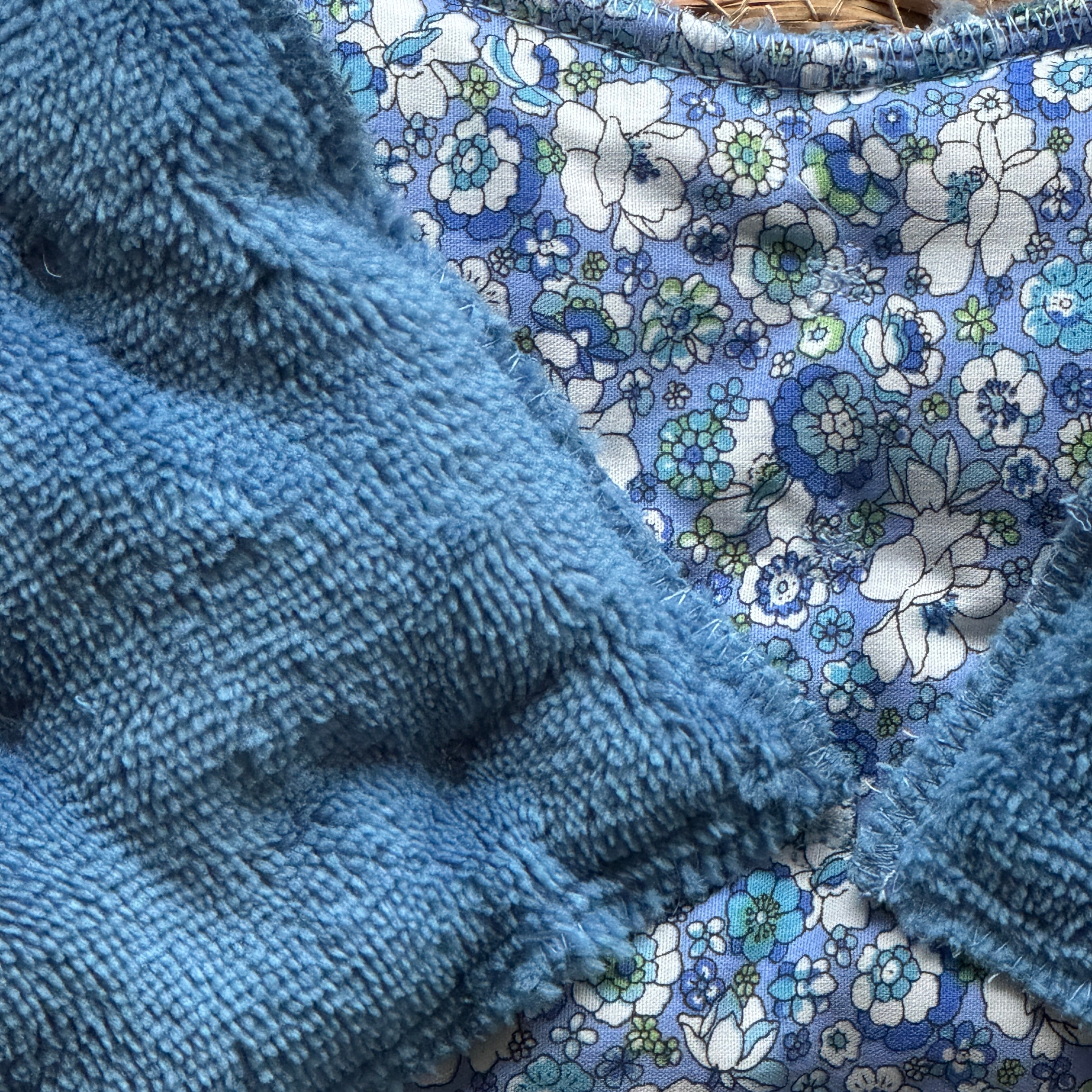 Bouillotte Tour de cou ergonomique fleurs/bleu/bleu