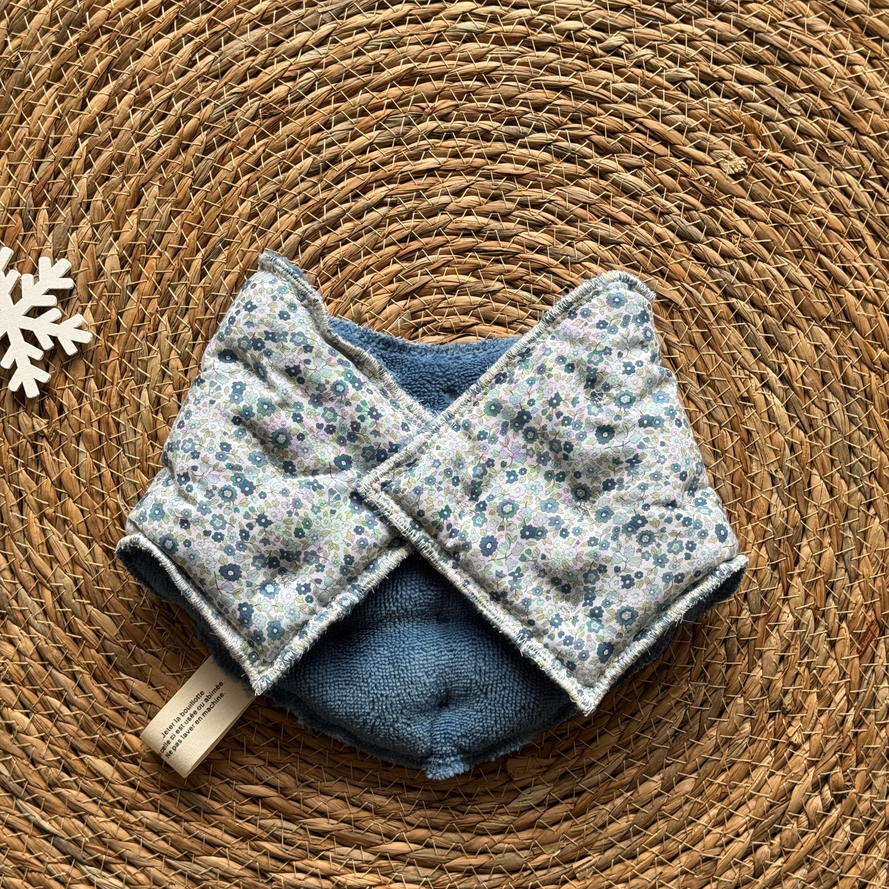 Bouillotte Tour de cou ergonomique petites fleurs bleu/bleu