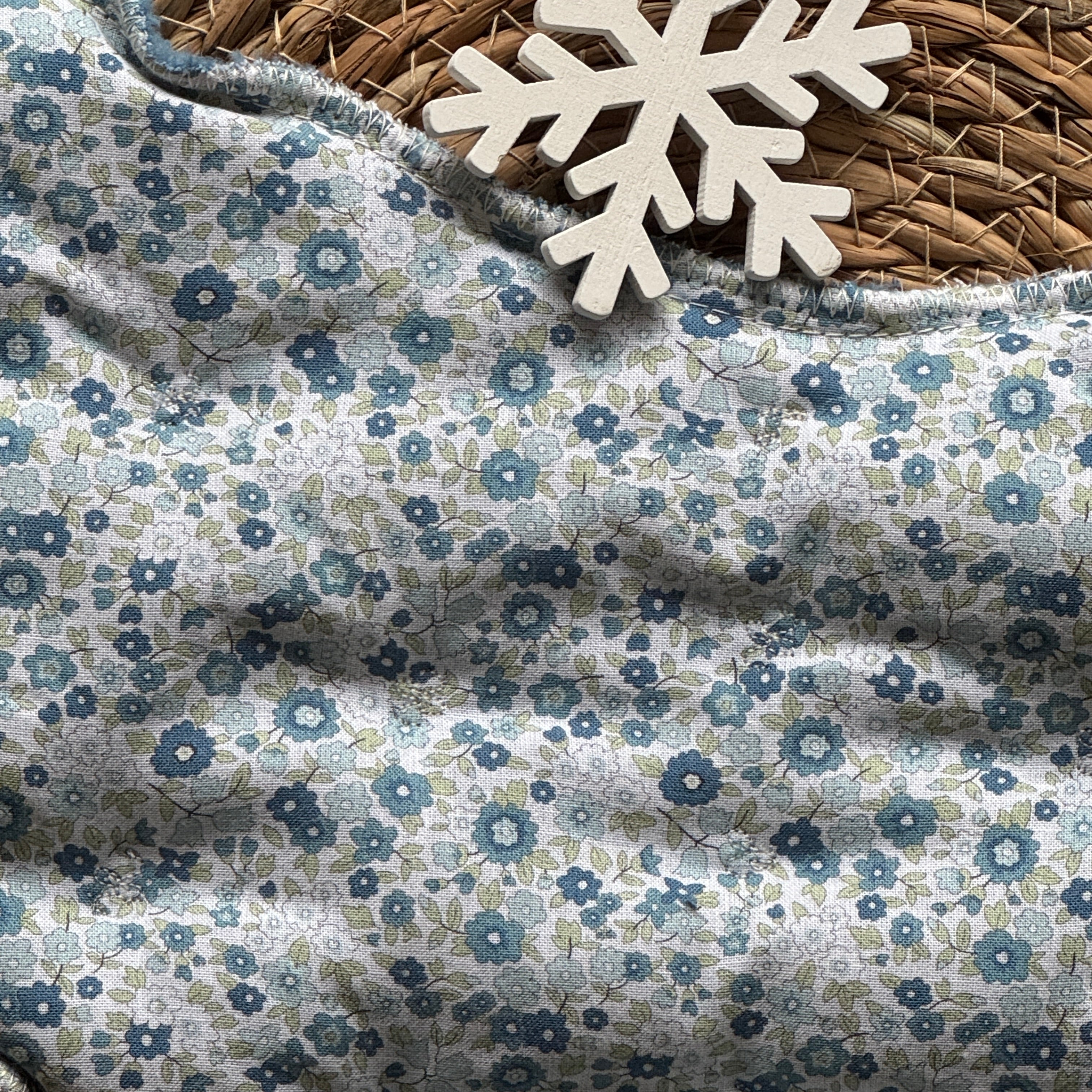 Bouillotte Tour de cou ergonomique petites fleurs bleu/bleu