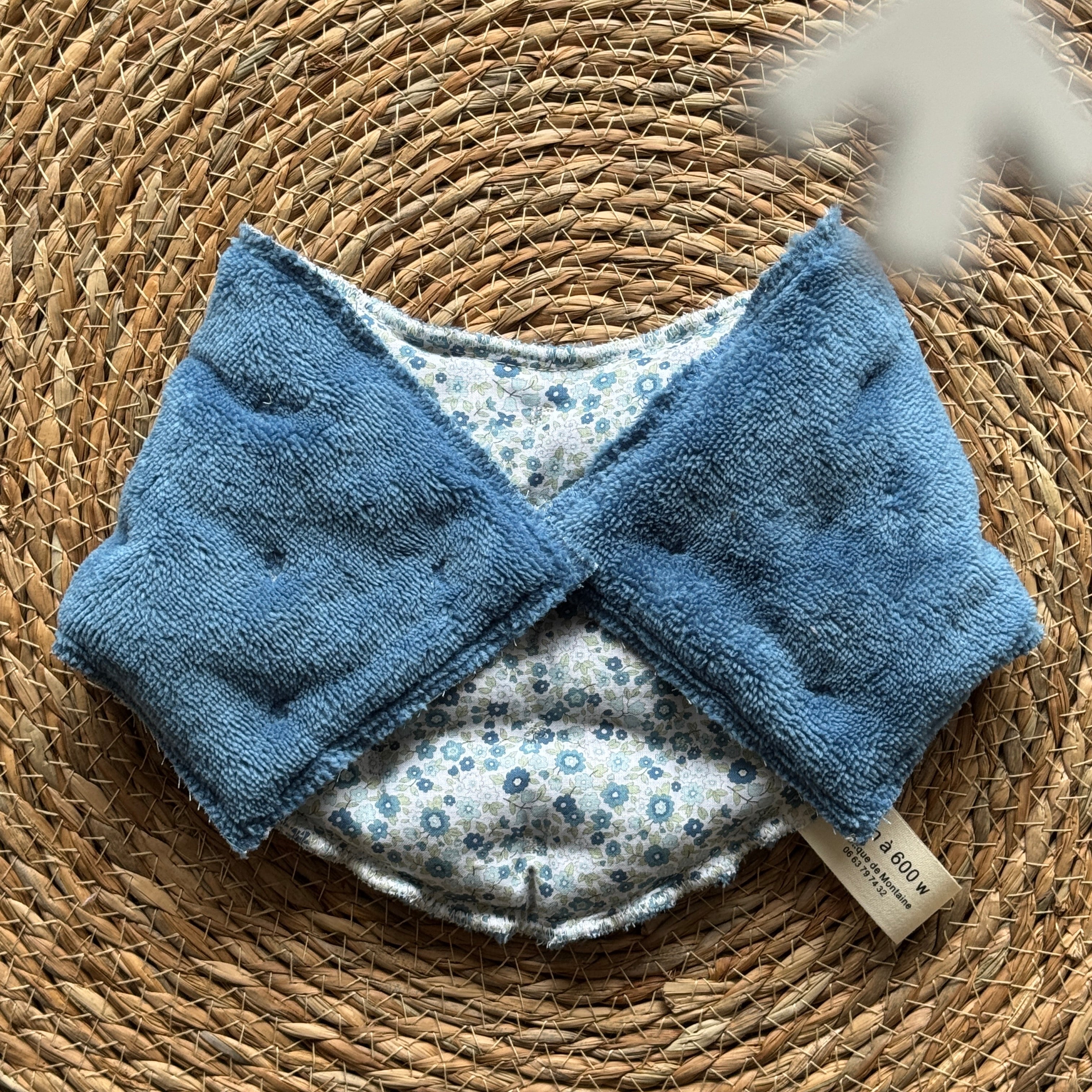 Bouillotte Tour de cou ergonomique petites fleurs bleu/bleu