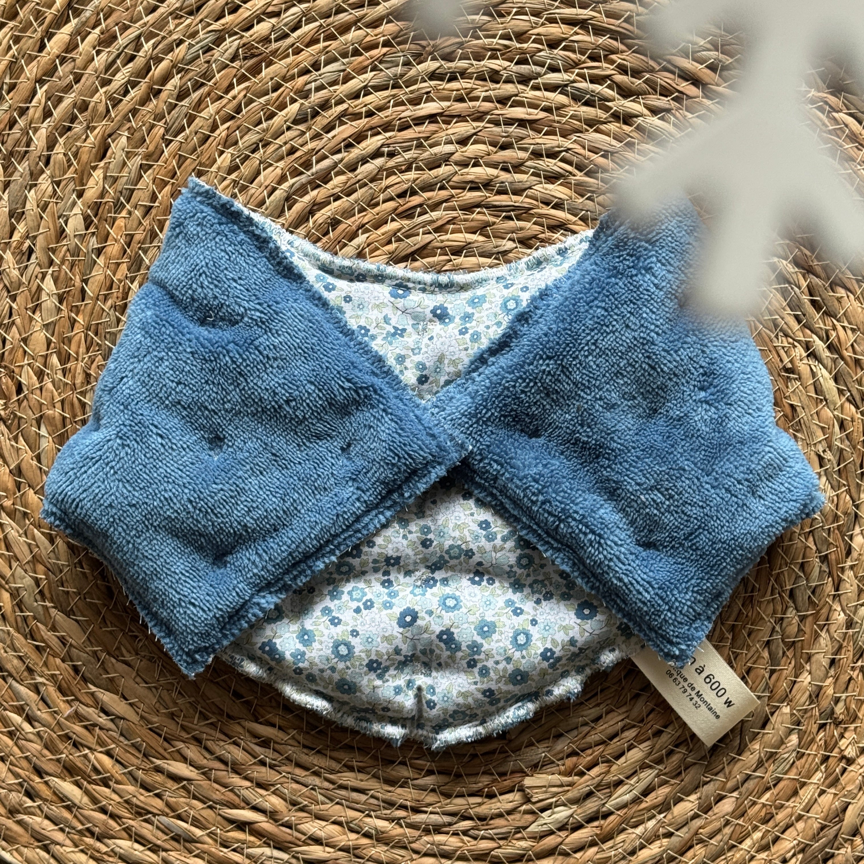 Bouillotte Tour de cou ergonomique petites fleurs bleu/bleu