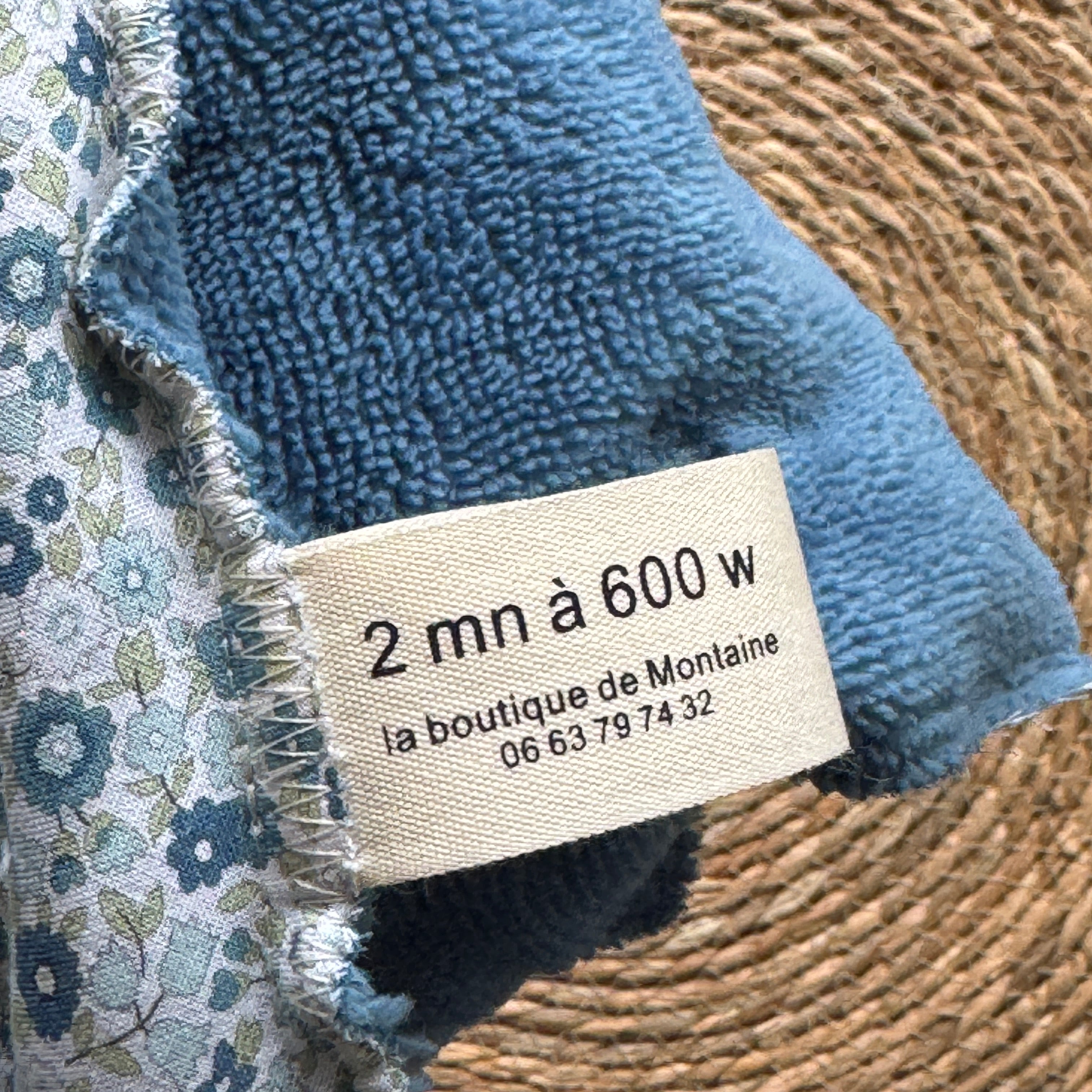 Bouillotte Tour de cou ergonomique petites fleurs bleu/bleu