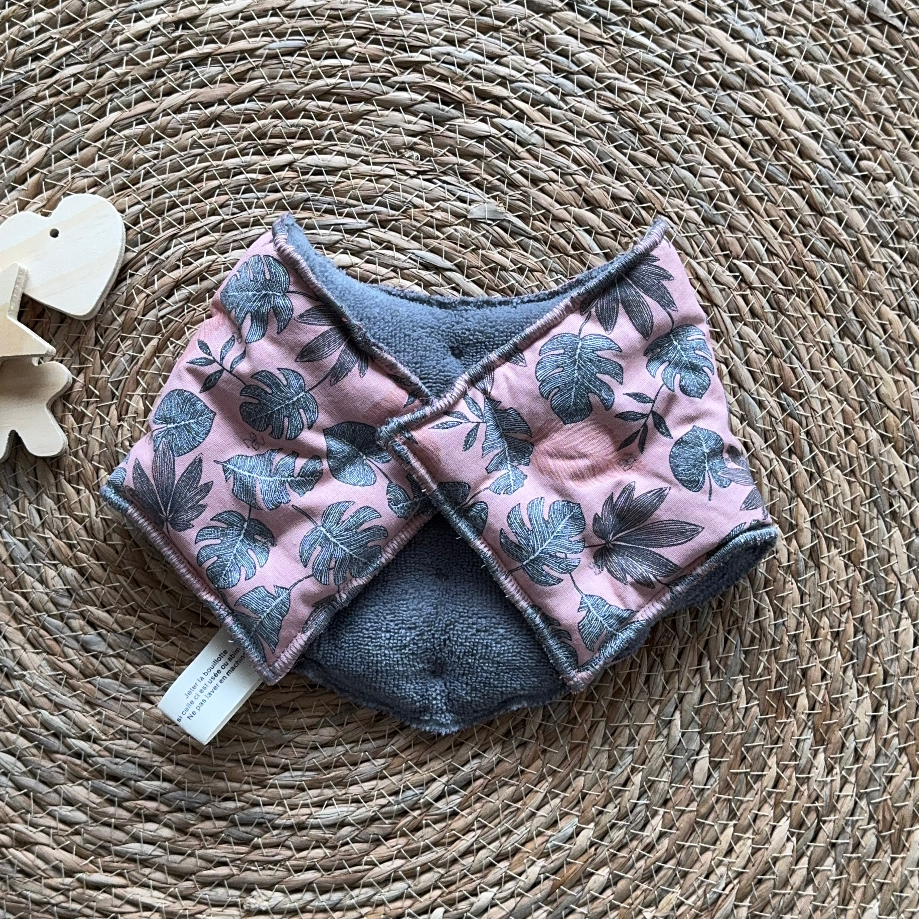 Bouillotte tour de cou ergonomique feuillage gris/rose