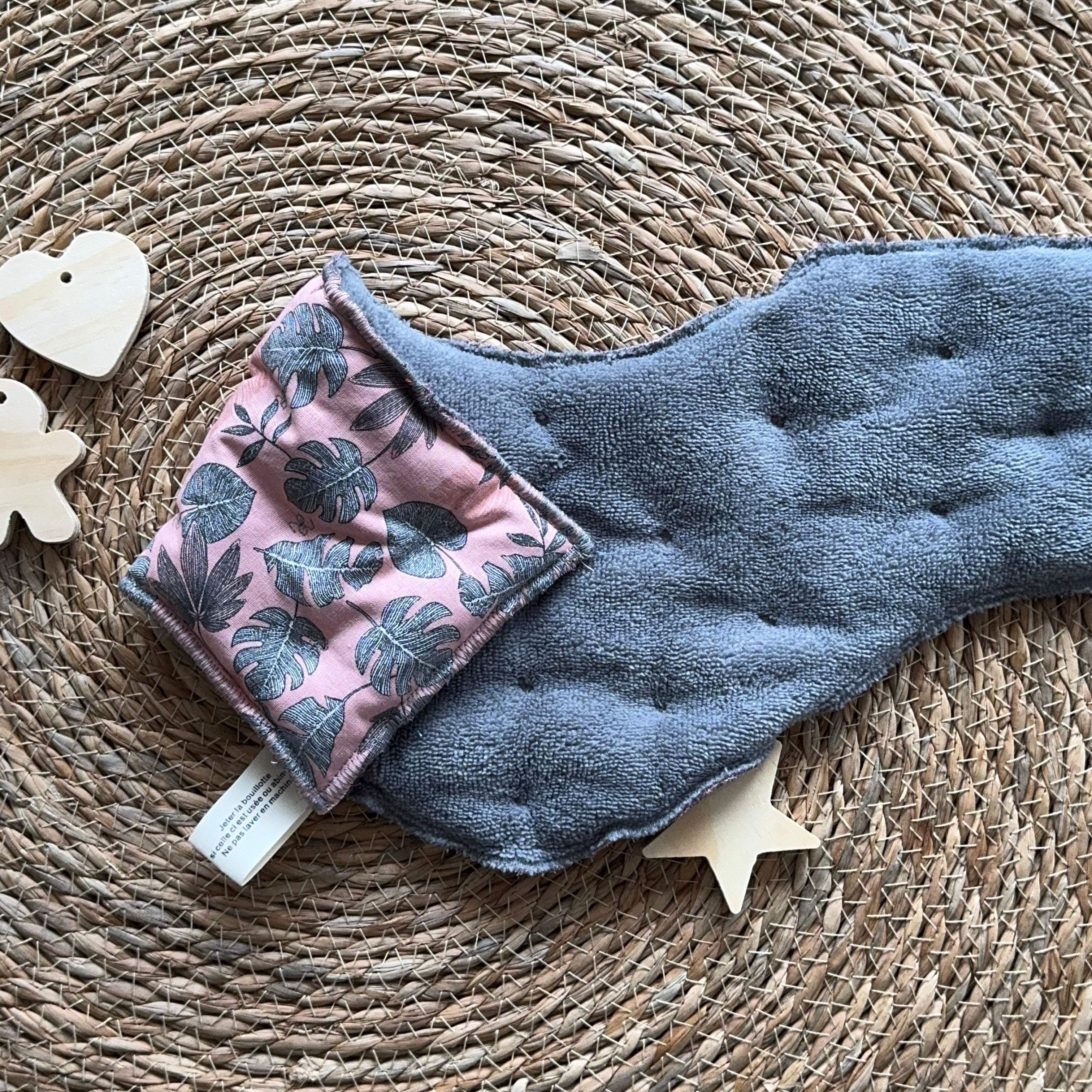 Bouillotte tour de cou ergonomique feuillage gris/rose