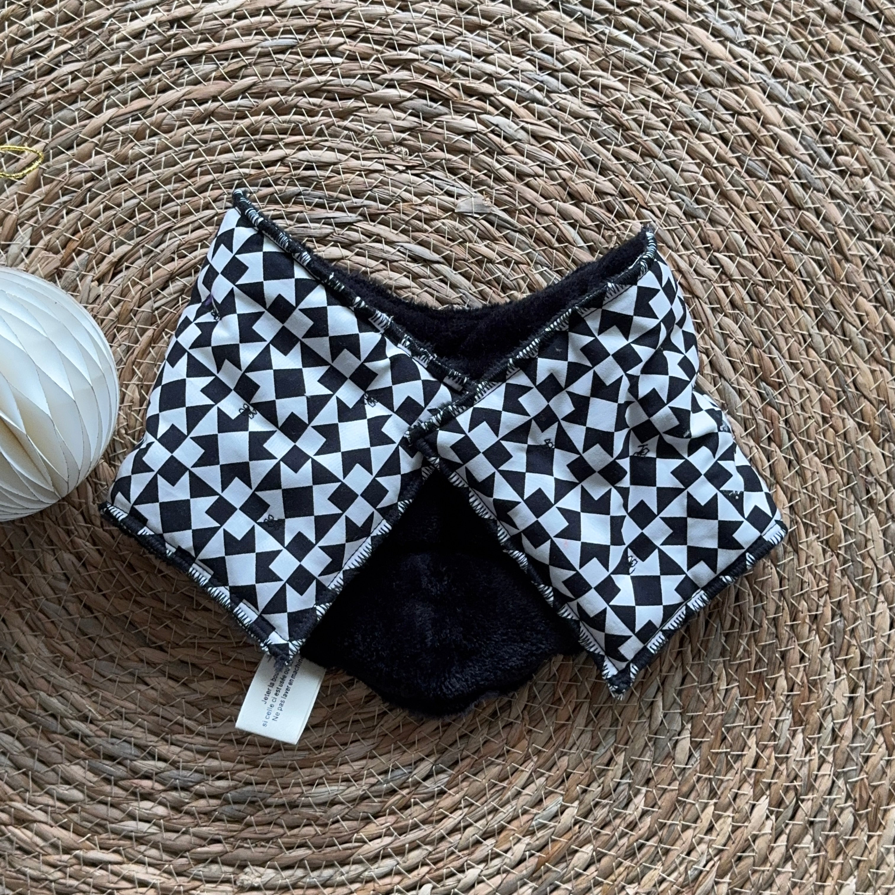 Bouillotte Tour de cou ergonomique graphique noir/blanc