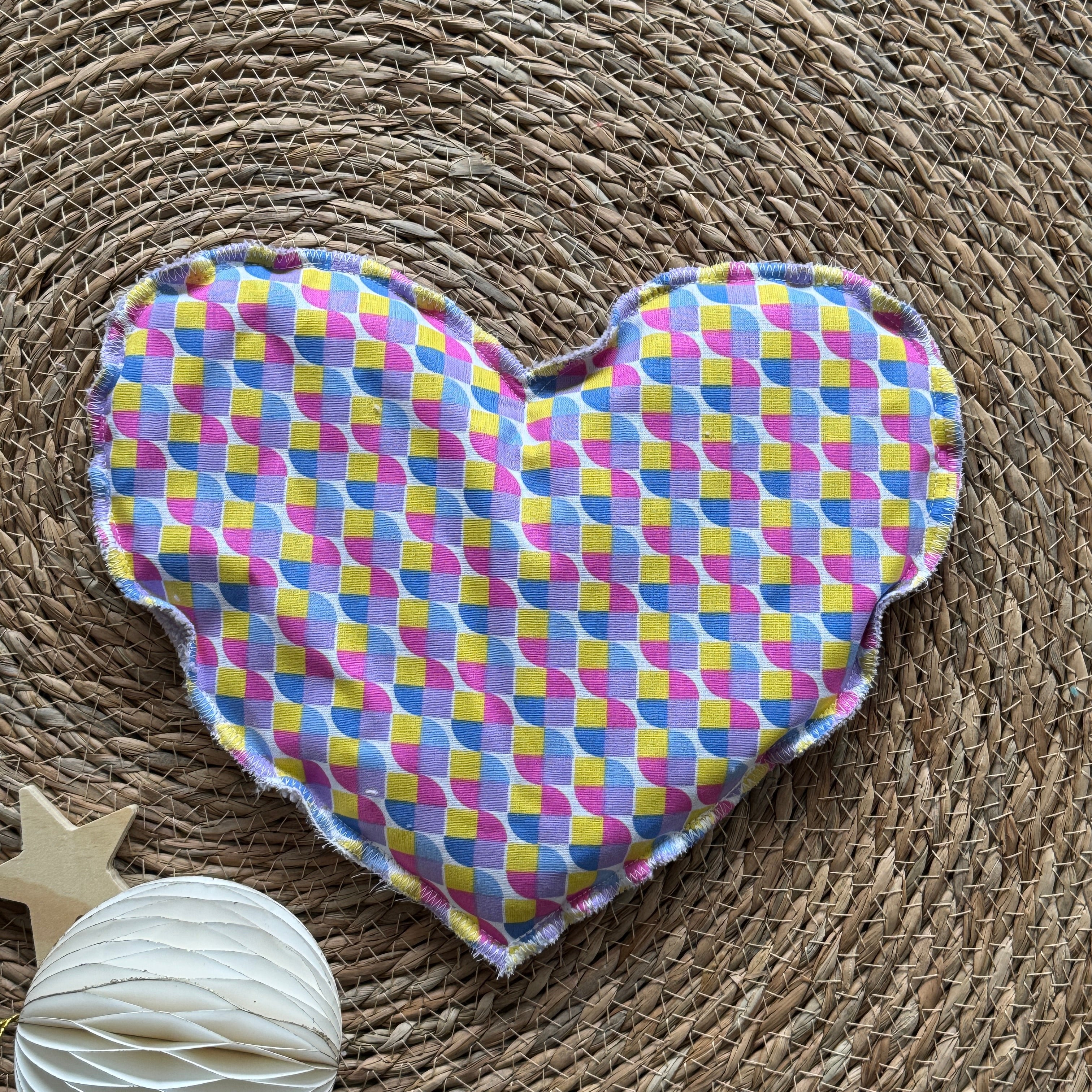 Bouillotte Coeur graphique mauve/jaune/rose/bleu