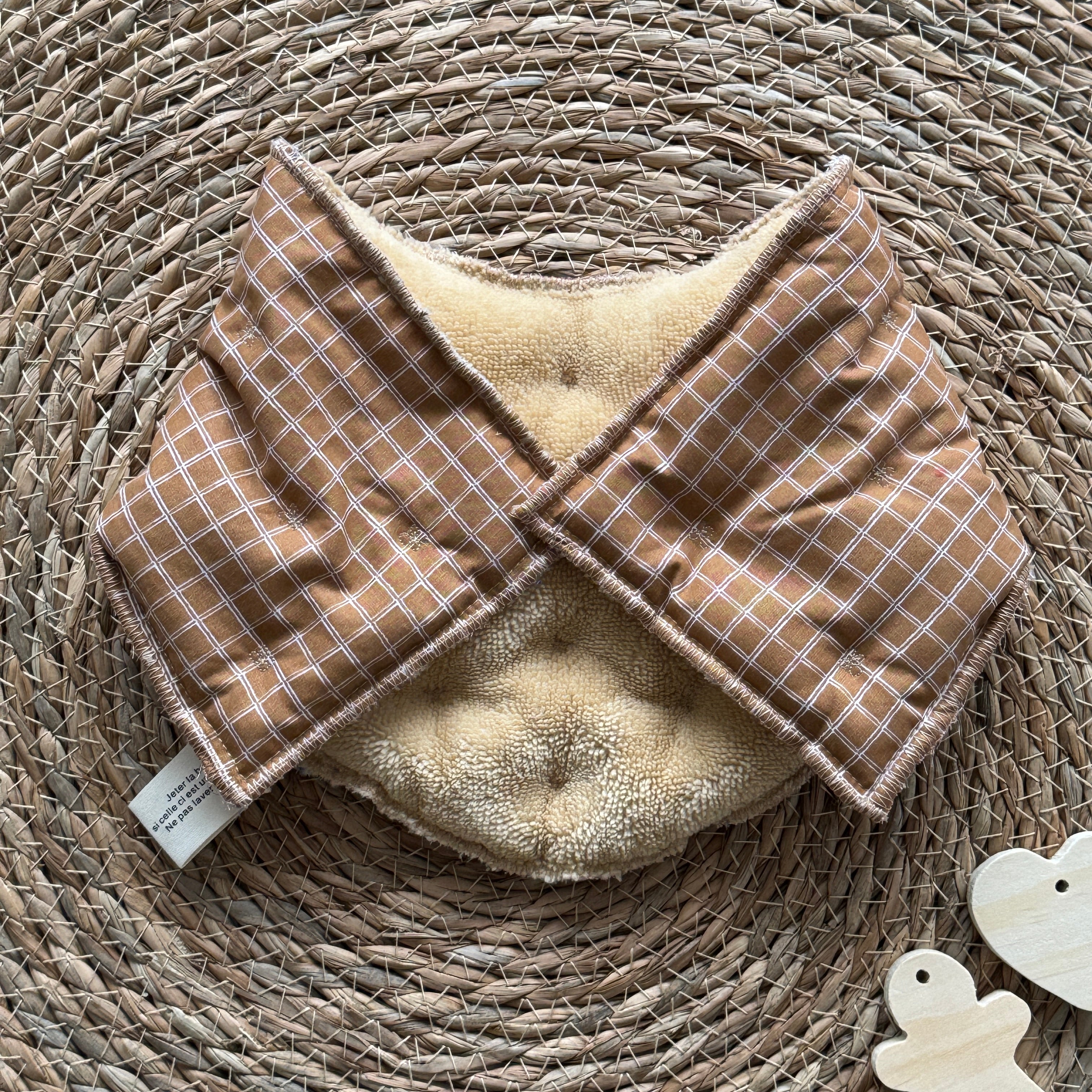 Bouillotte Tour de cou ergonomique carreaux camel/jaune