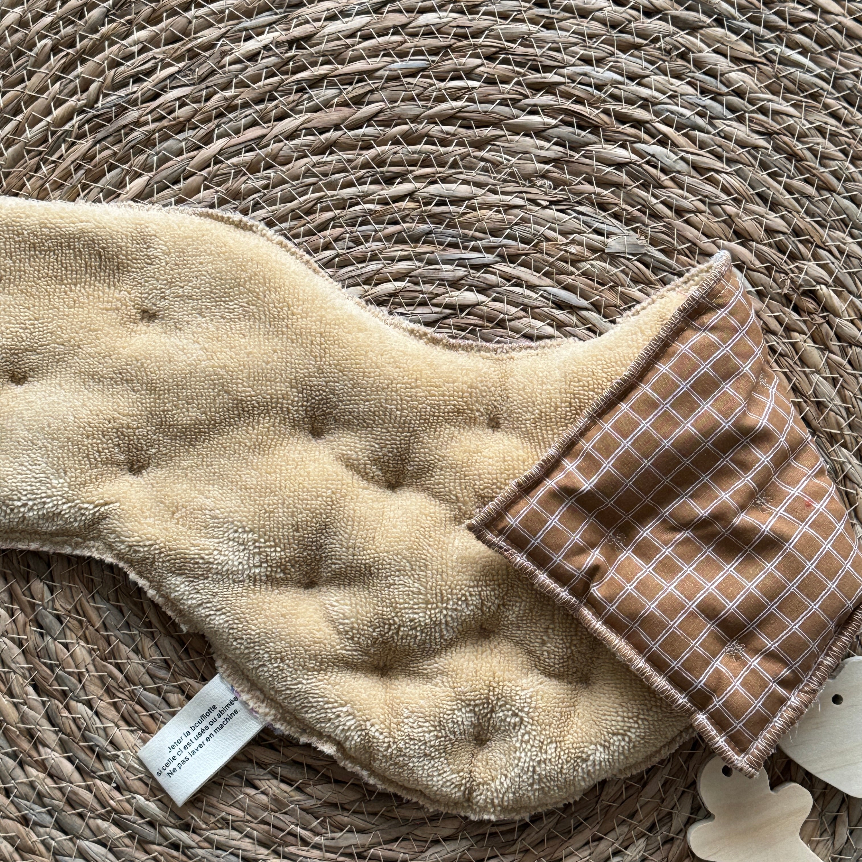 Bouillotte Tour de cou ergonomique carreaux camel/jaune